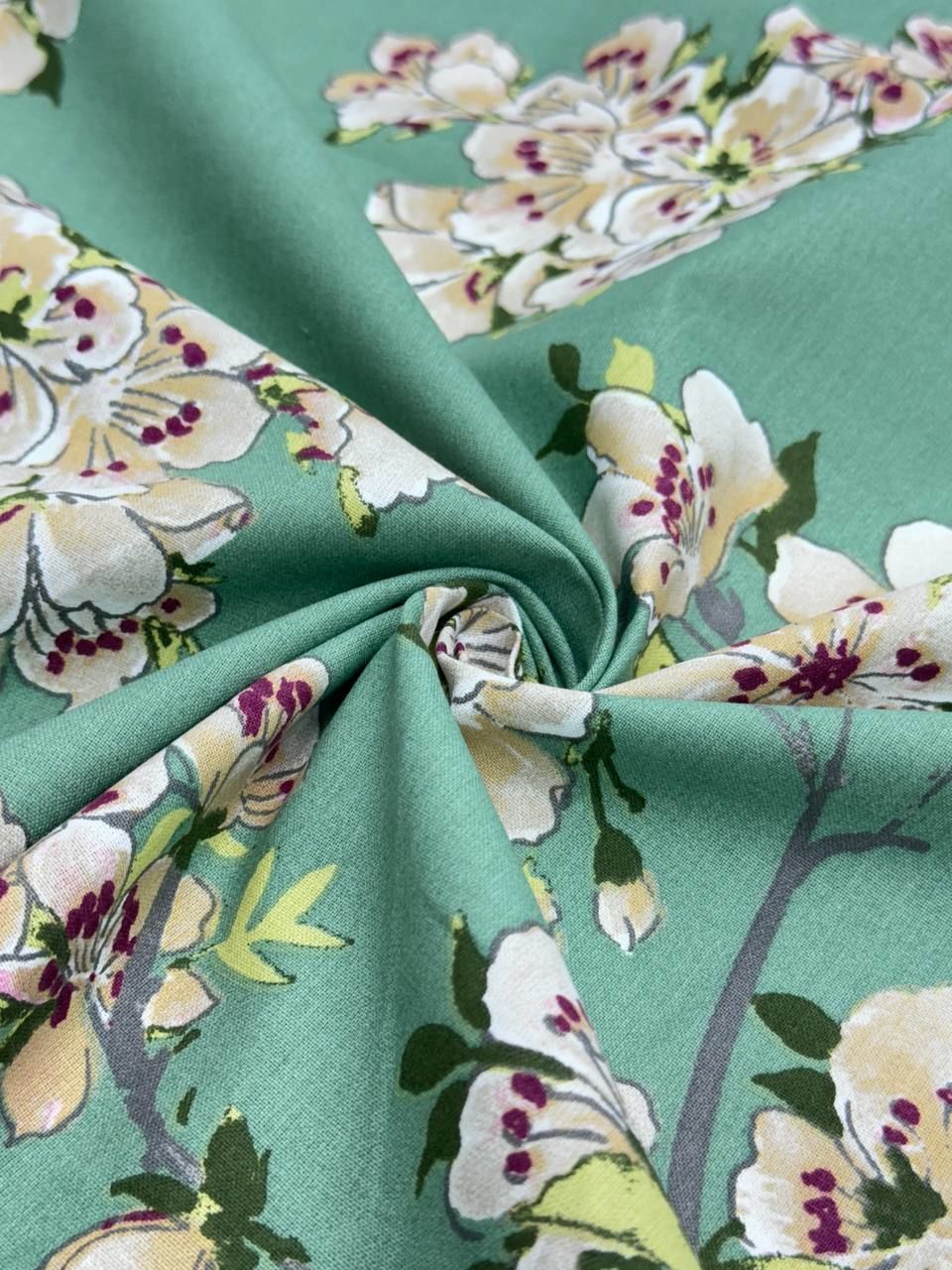 Kiraz Çiçeği Desenli İthal Poplin Kumaş