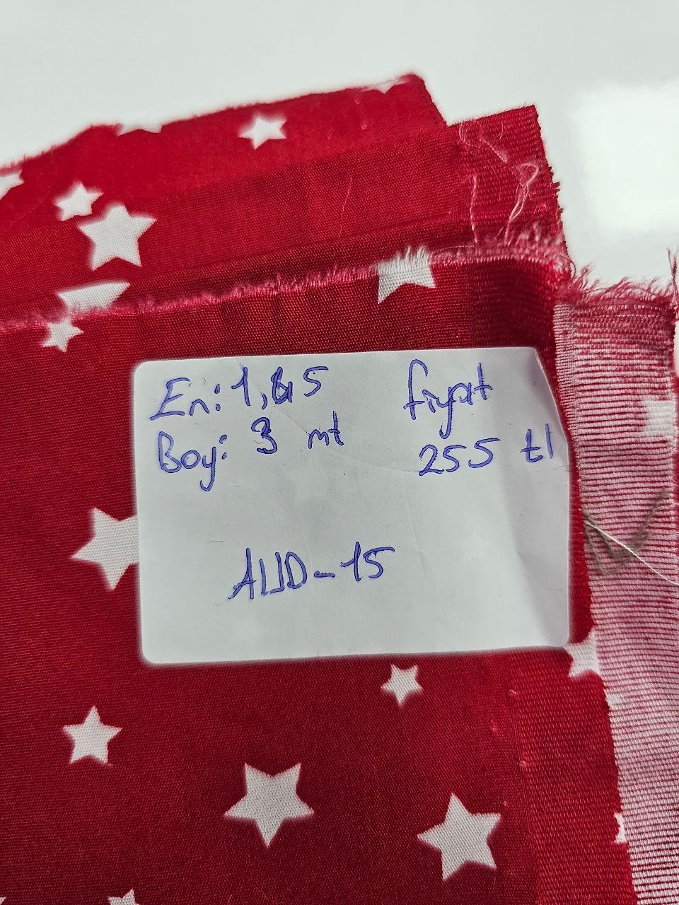 Kırmızı Zemin Yıldız Desenli Giyimlik Poplin Kumaş