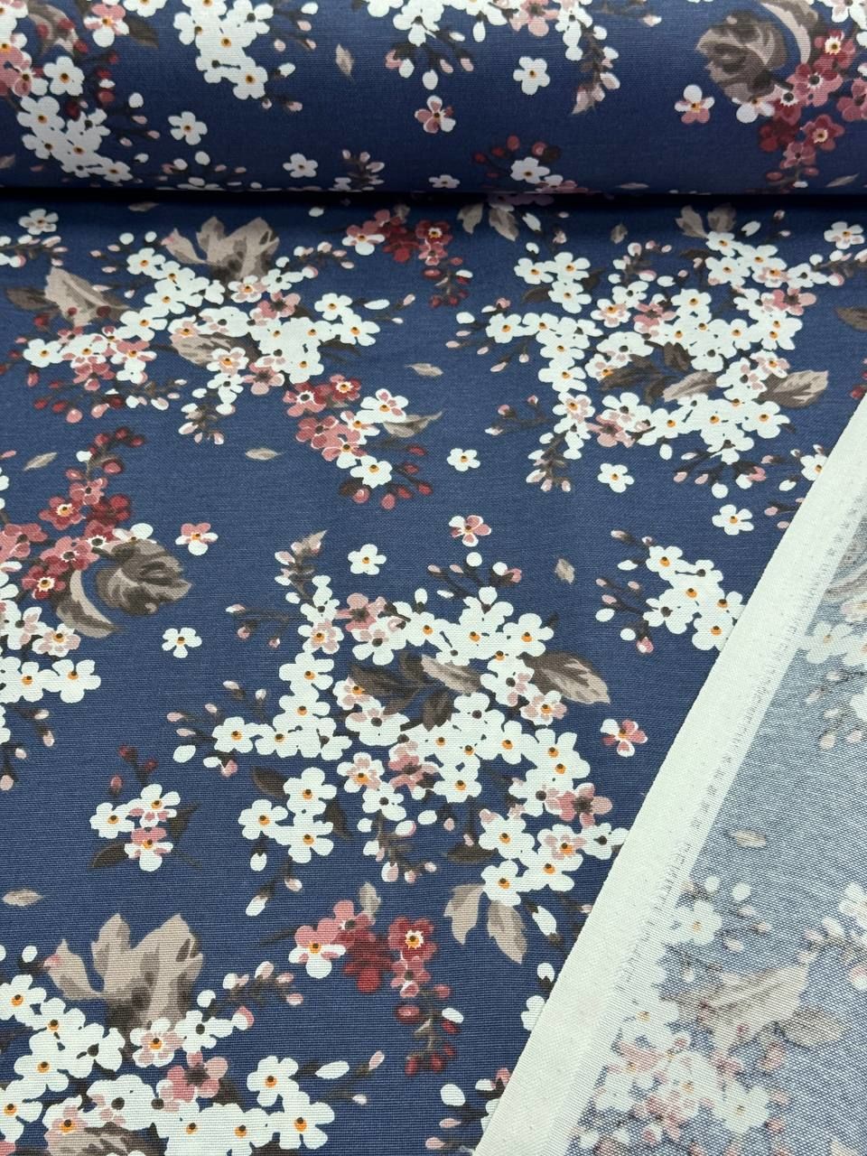 قماش بط أزرق داكن منقوش بأزهار هشة - قماش بط