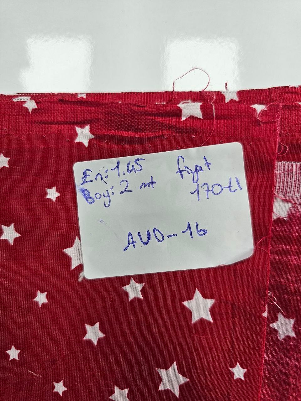 Kırmızı Zemin Yıldız Desenli Giyimlik Poplin Kumaş
