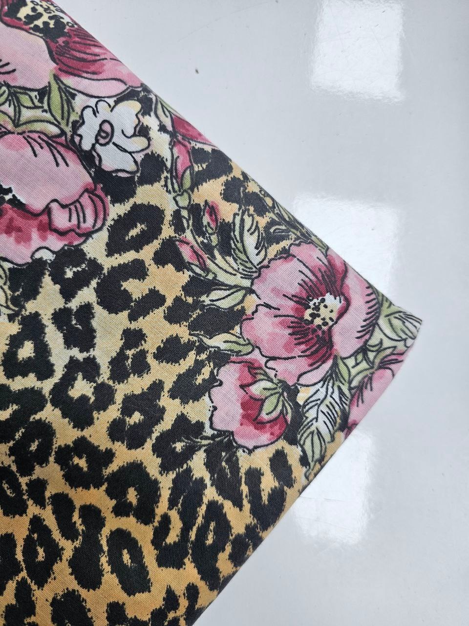 Çiçekli Leopar Desenli Nevresimlik Kumaş