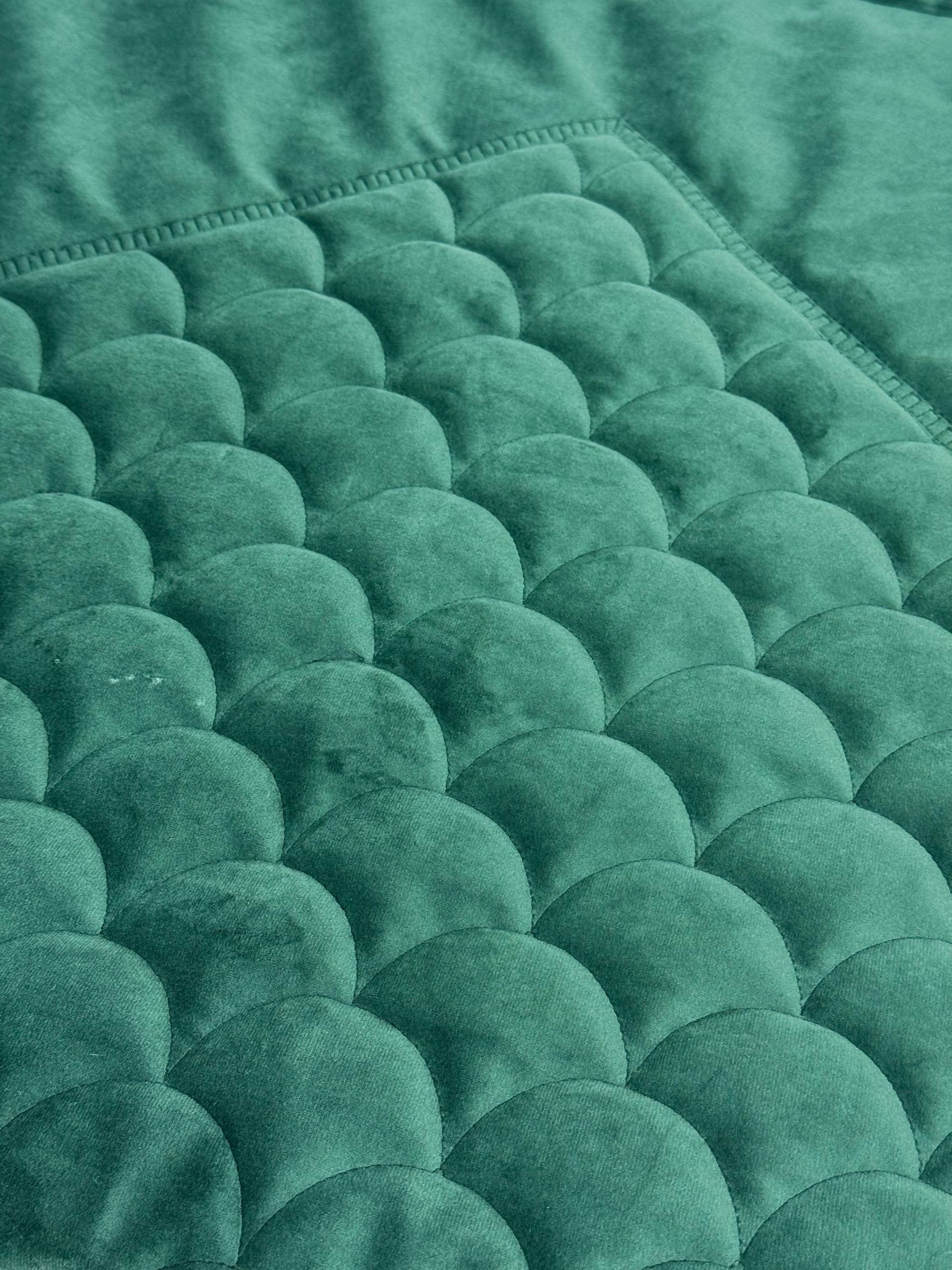 Nil Yeşili Nakış İşlemeli Kadife Seccade