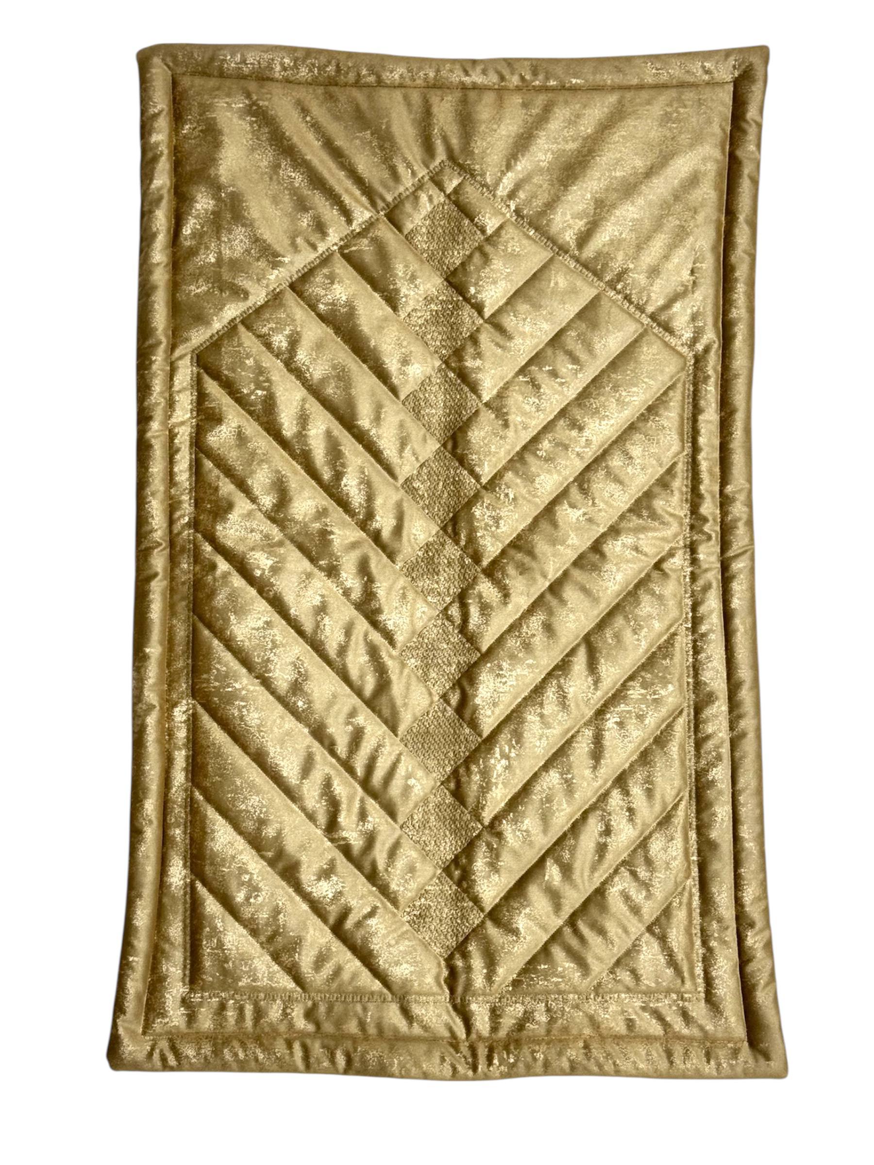 Koyu Hardal Nakış İşlemeli Kadife Seccade