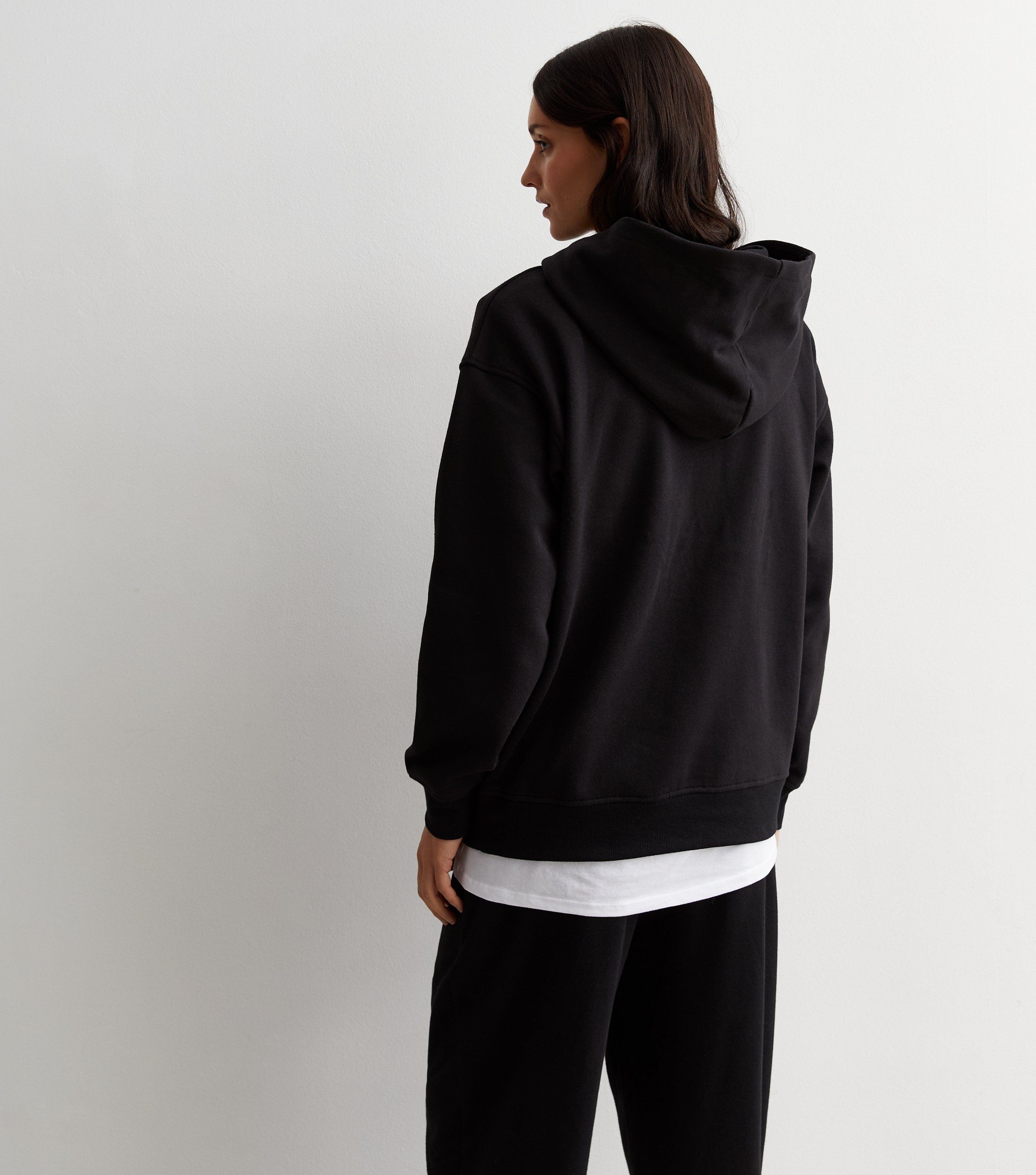 Sudadera con capucha negra y bolsillos