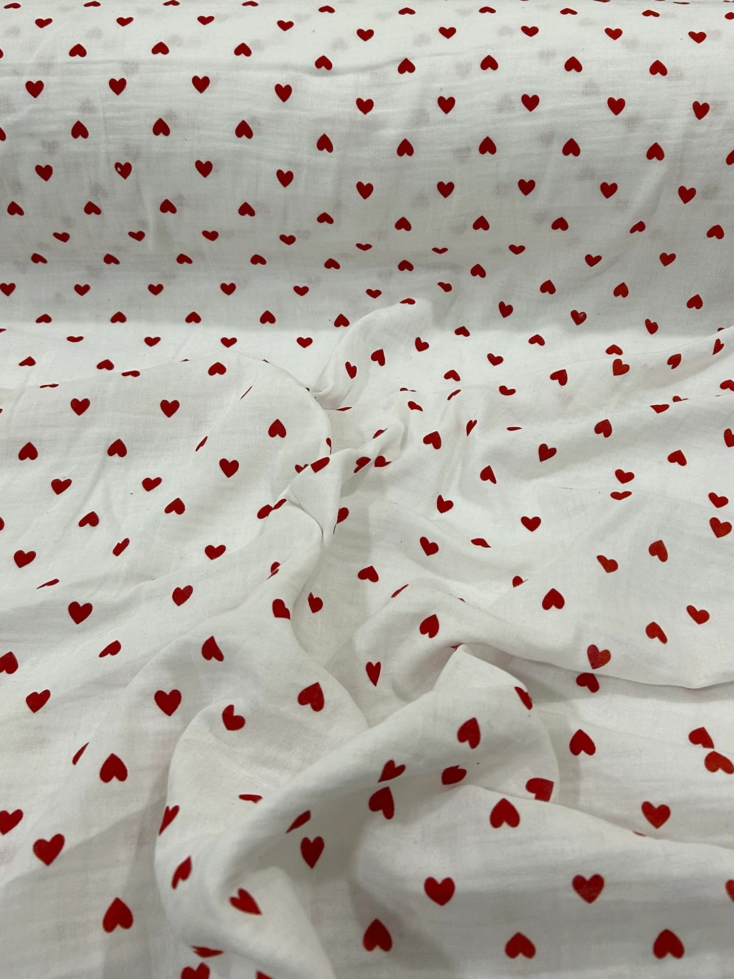 İthal %100 Pamuk Baskılı Müslin Kumaş - Kırmızı Desenli