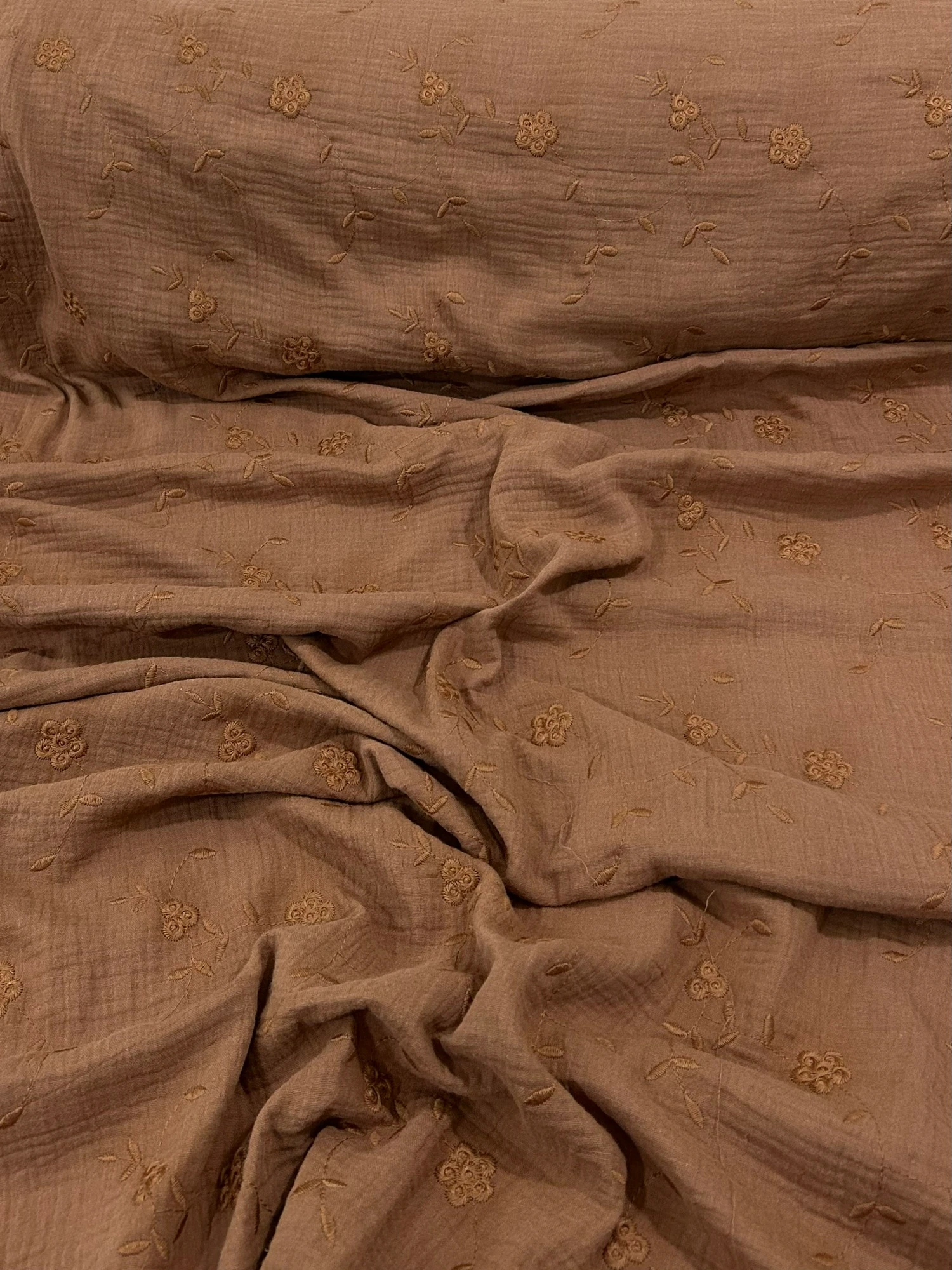 İthal %100 Pamuk Nakışlı Müslin Kumaş