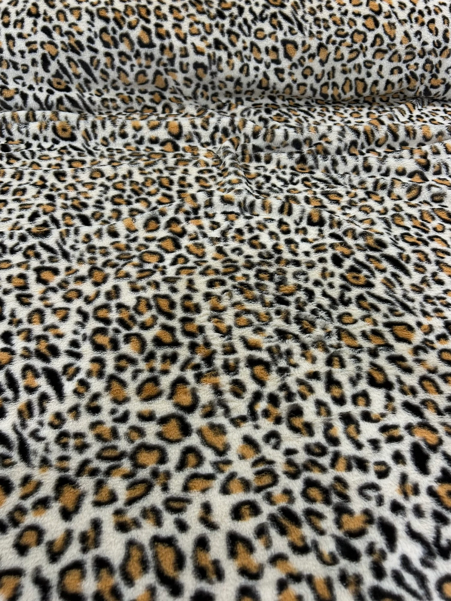 İthal Leopar Desenli Baskılı Peluş Kumaş - Açık Leopar