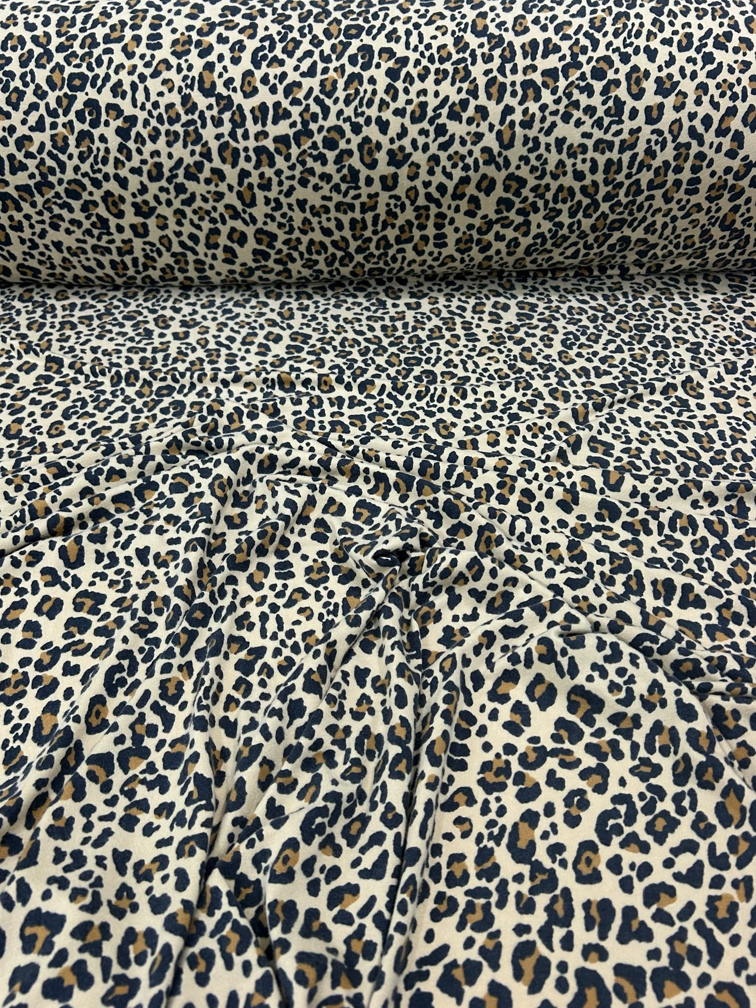 Leopar Desenli Mikro Süet Penye Kumaş - Kar Leoparı