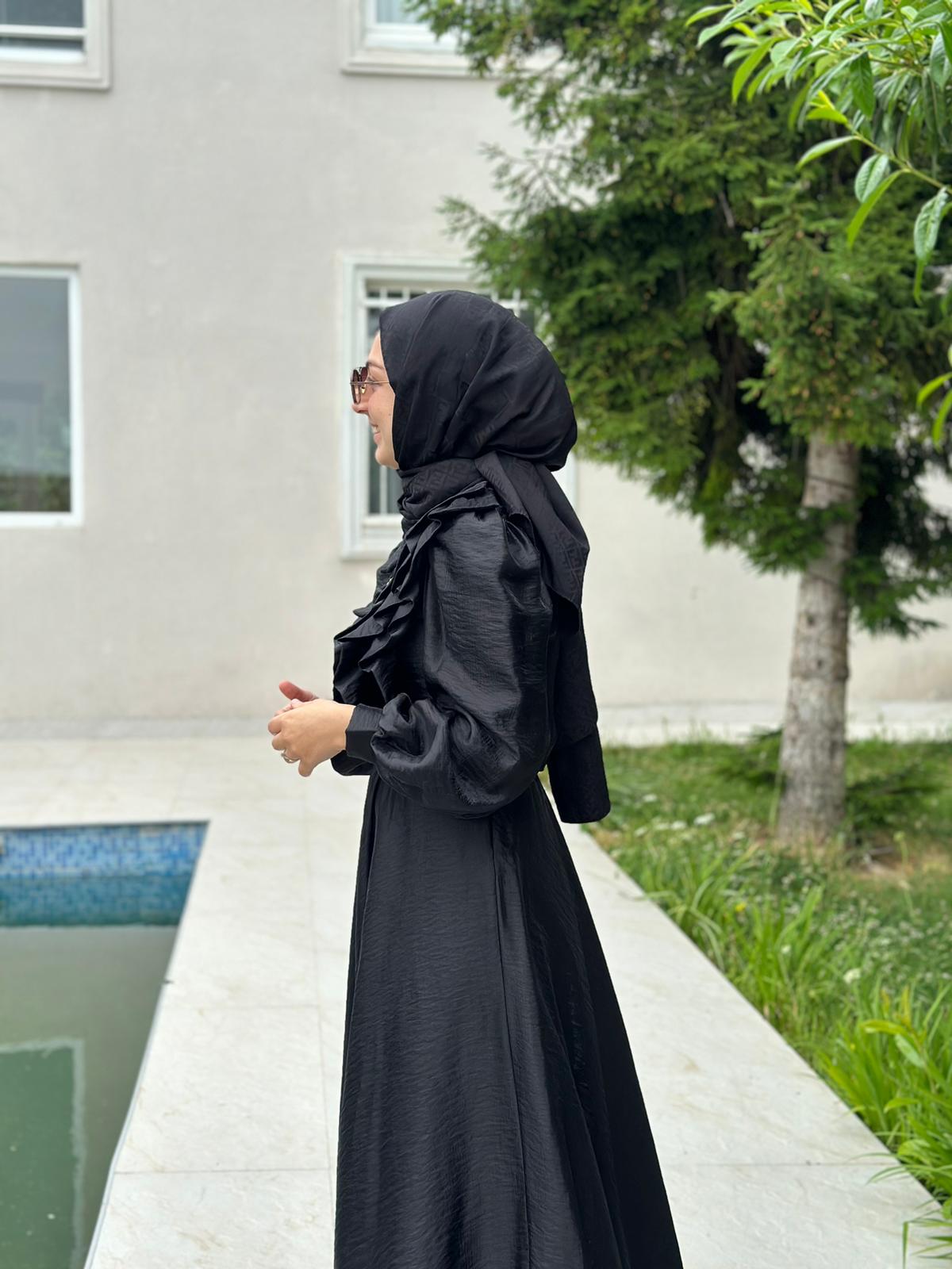 Siyah Fırfırlı Etekli Takım