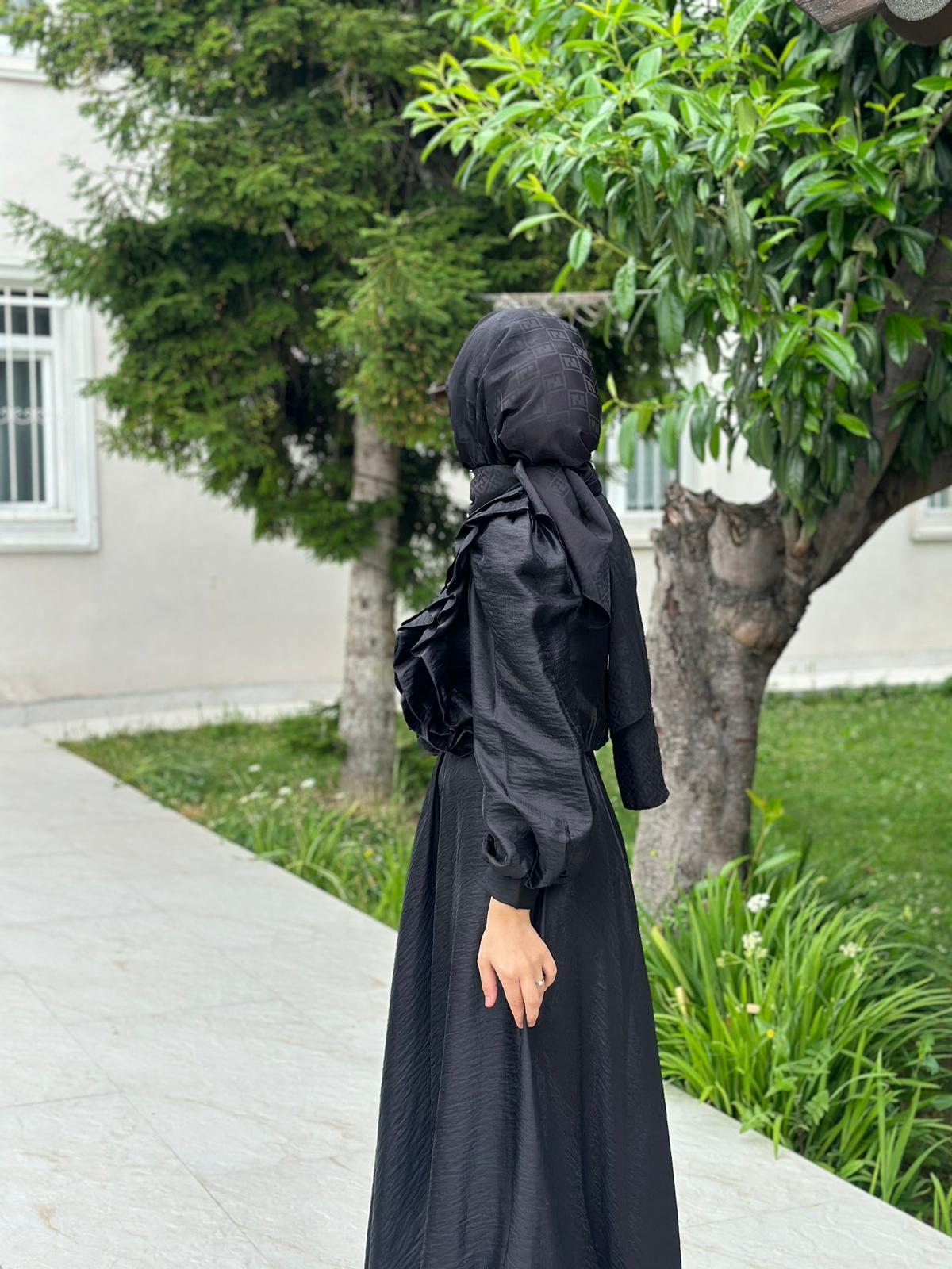 Siyah Fırfırlı Etekli Takım