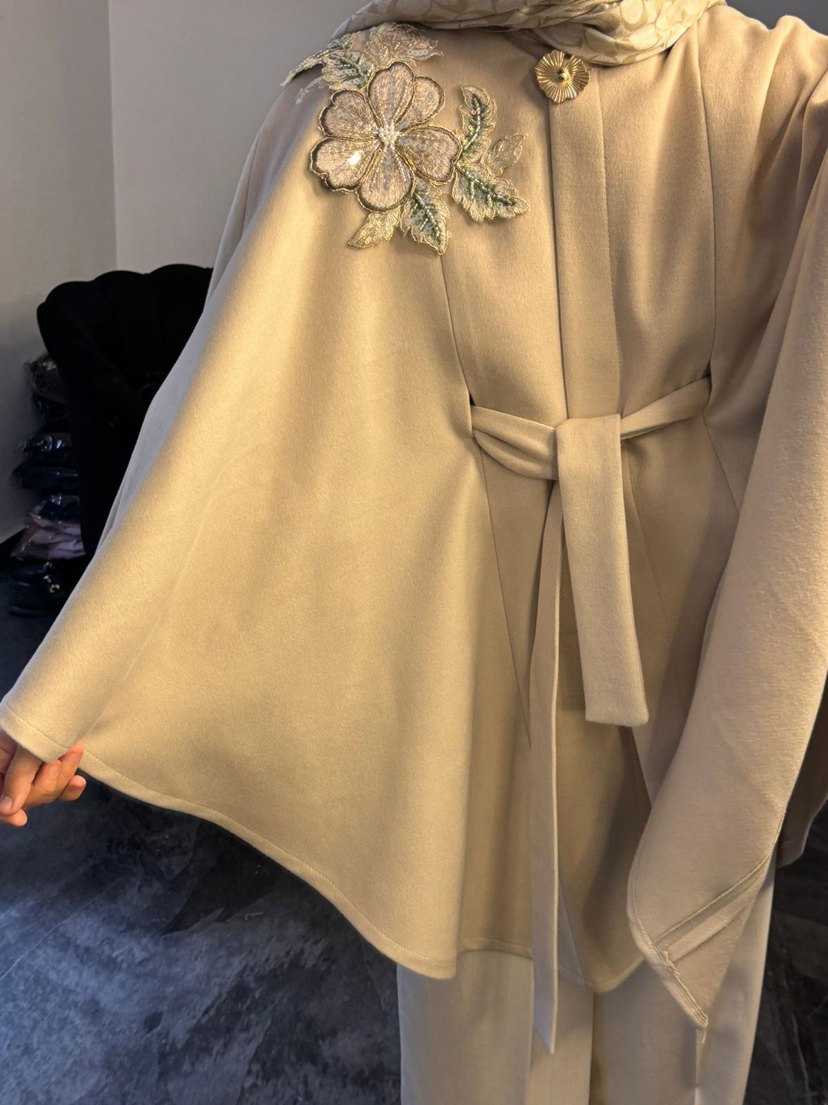 Omuz Detaylı Bej Kaşe Panço