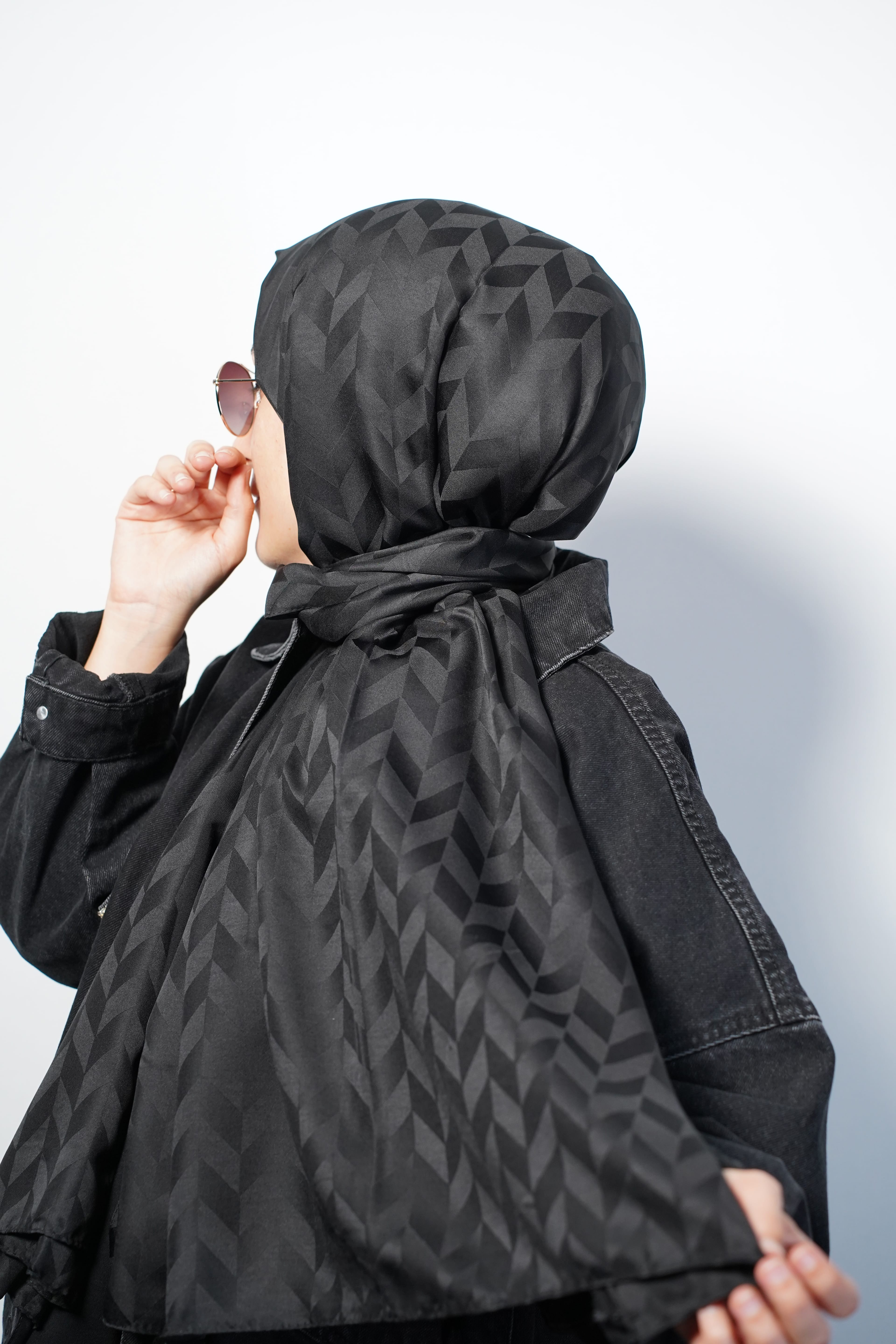 Siyah İpeğimsi Jakarlı Şal