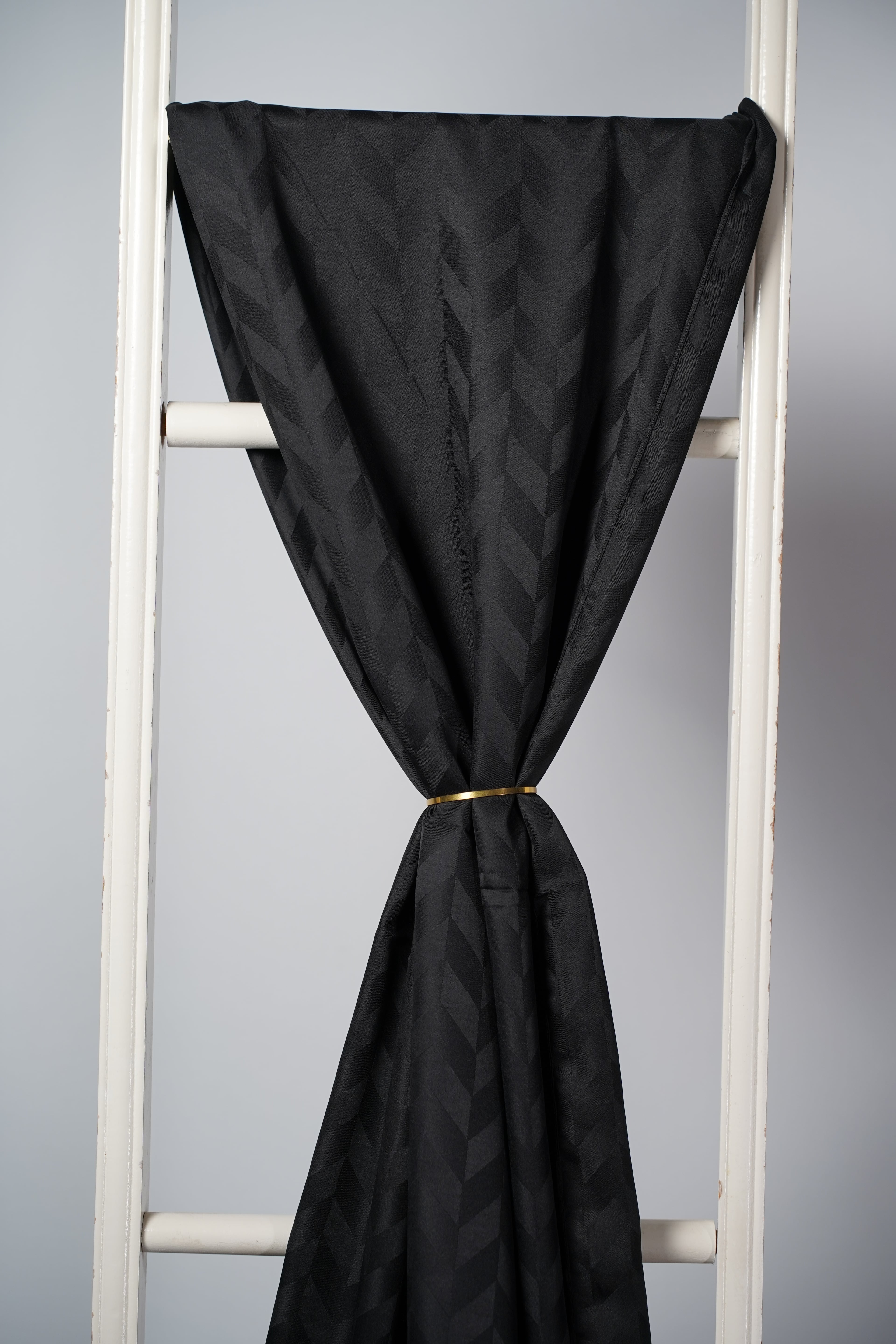 Siyah İpeğimsi Jakarlı Şal