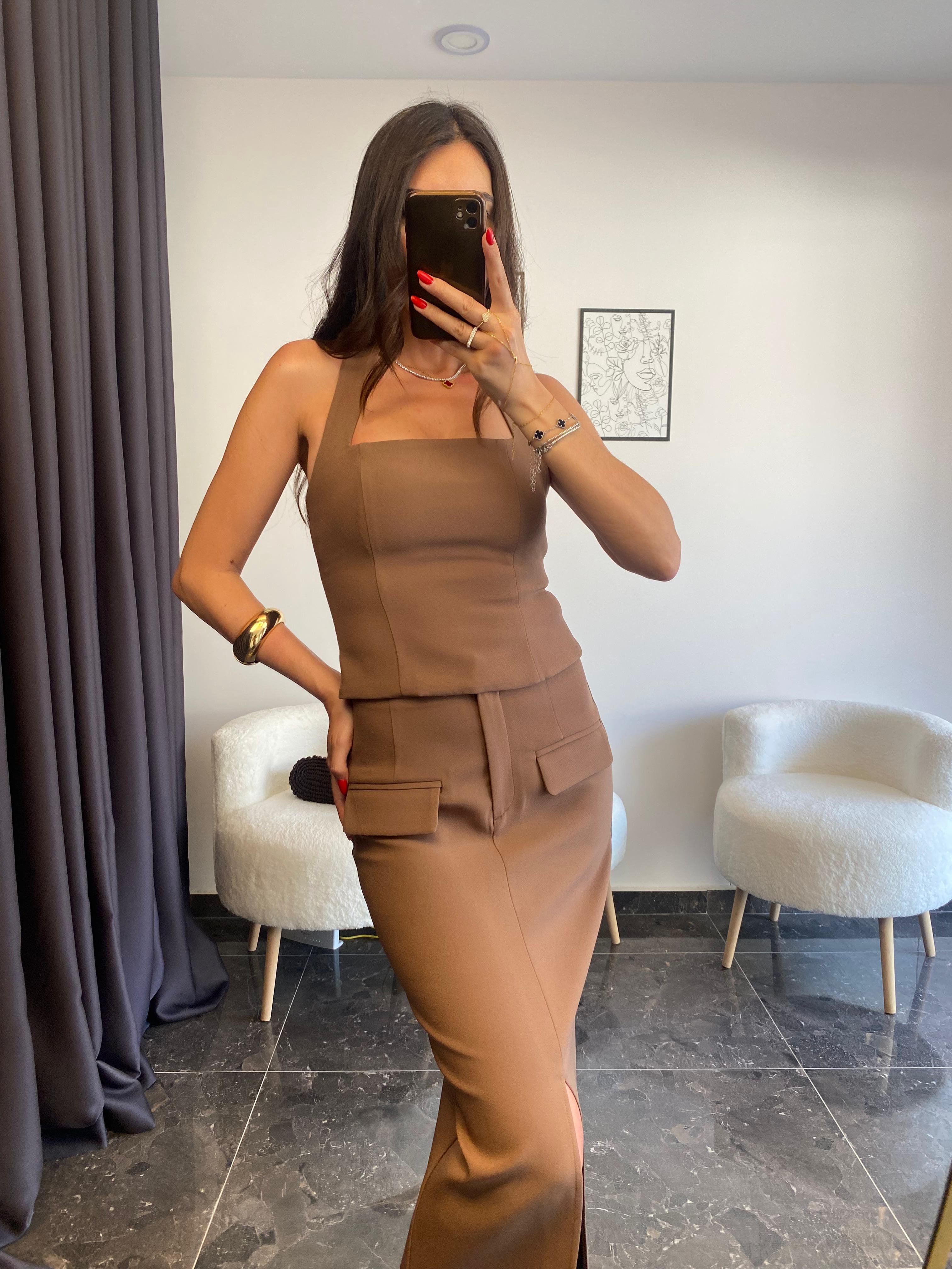 Halter Yaka Cep ve Yırtmaçlı Detaylı Kahve Bluz Etek Takımı