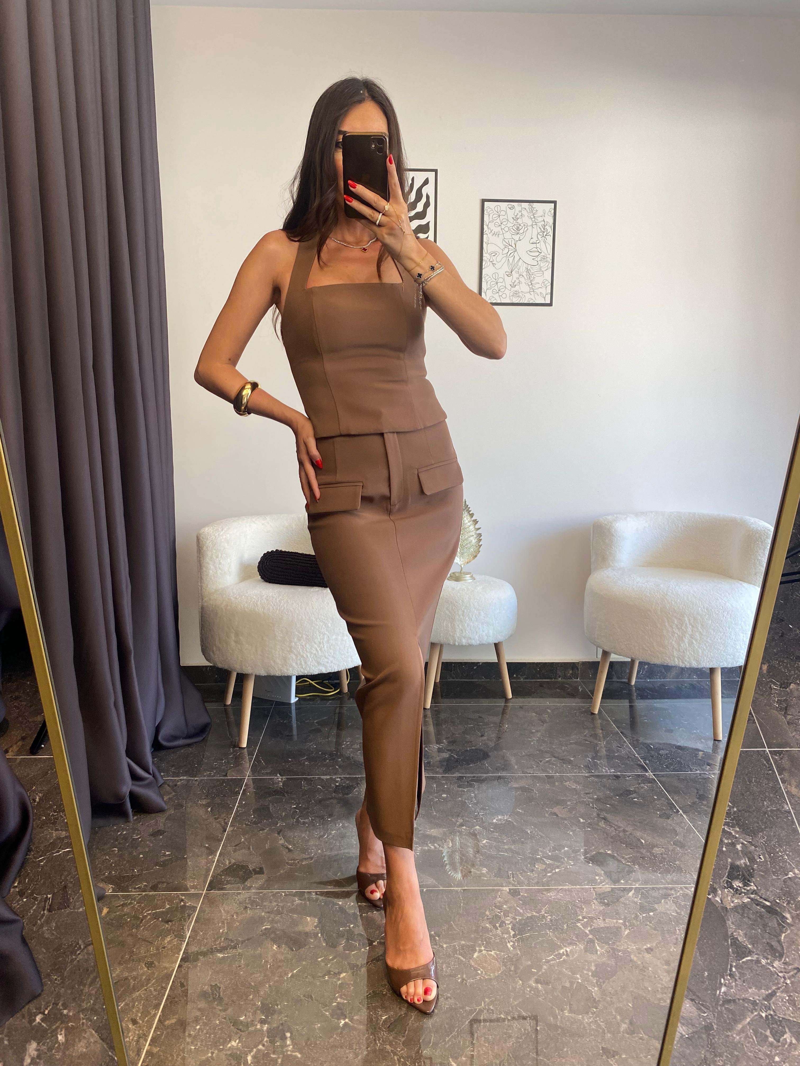 Halter Yaka Cep ve Yırtmaçlı Detaylı Kahve Bluz Etek Takımı