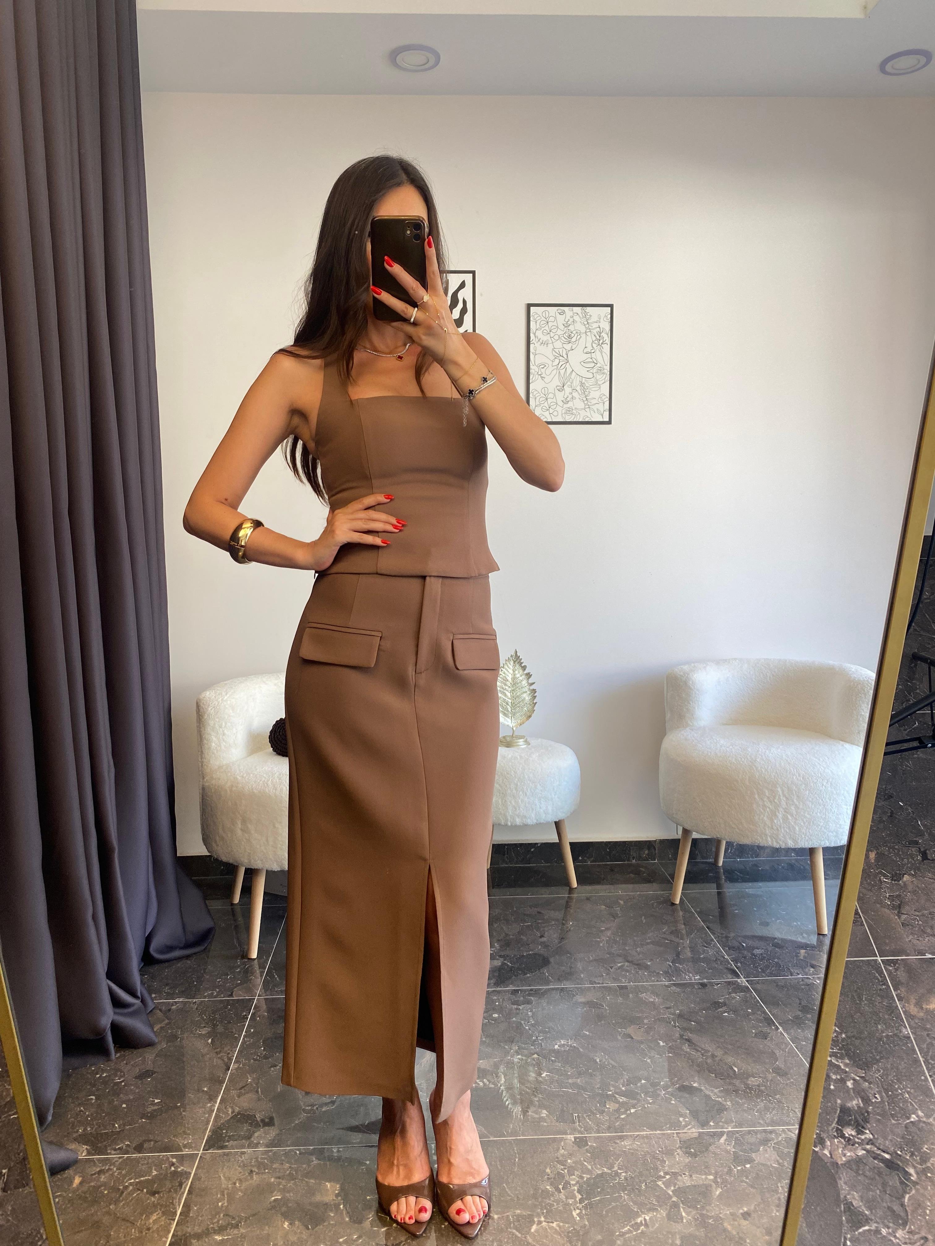 Halter Yaka Cep ve Yırtmaçlı Detaylı Kahve Bluz Etek Takımı