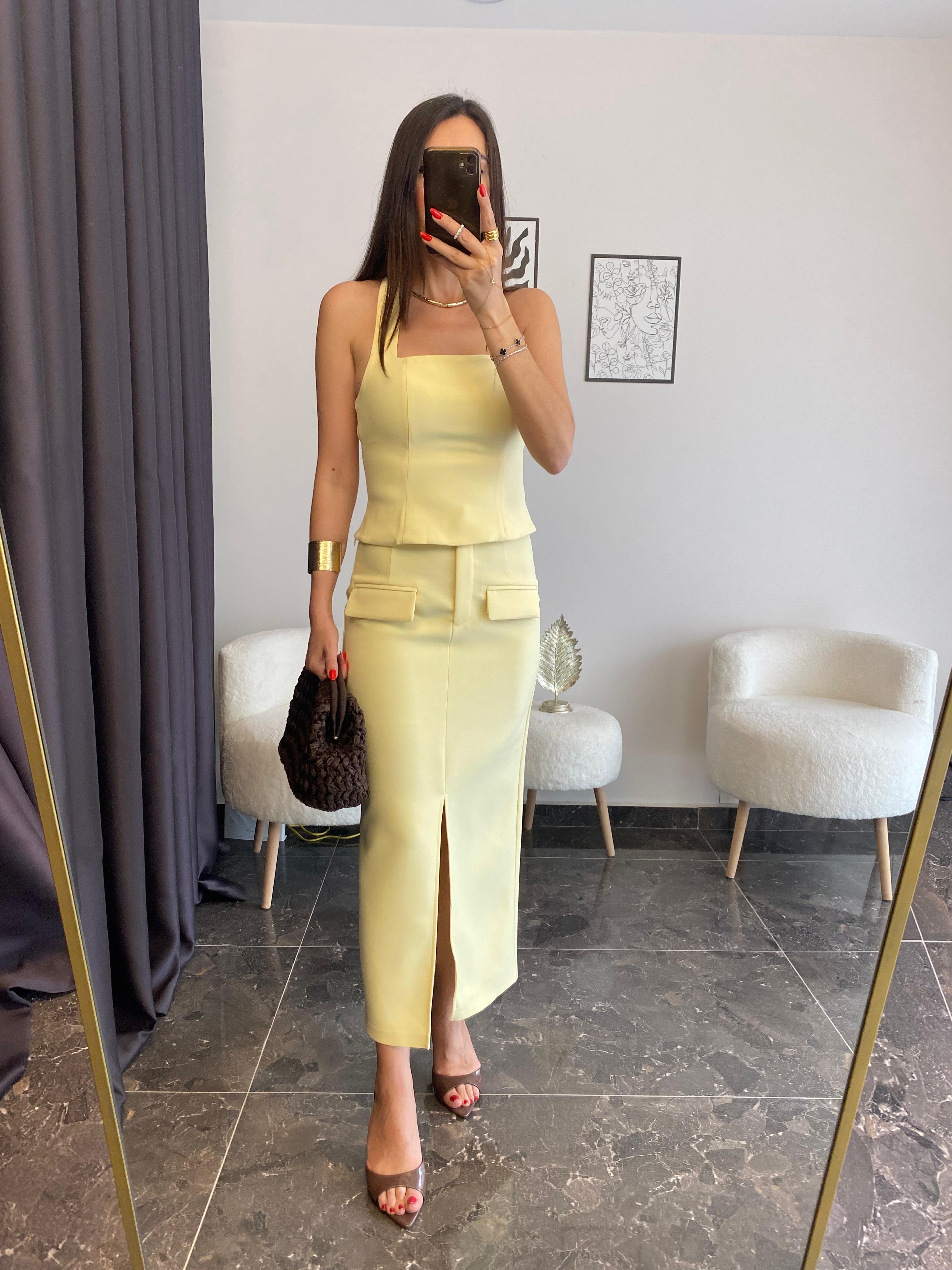 Halter Yaka Cep ve Yırtmaçlı Detaylı Sarı Bluz Etek Takımı