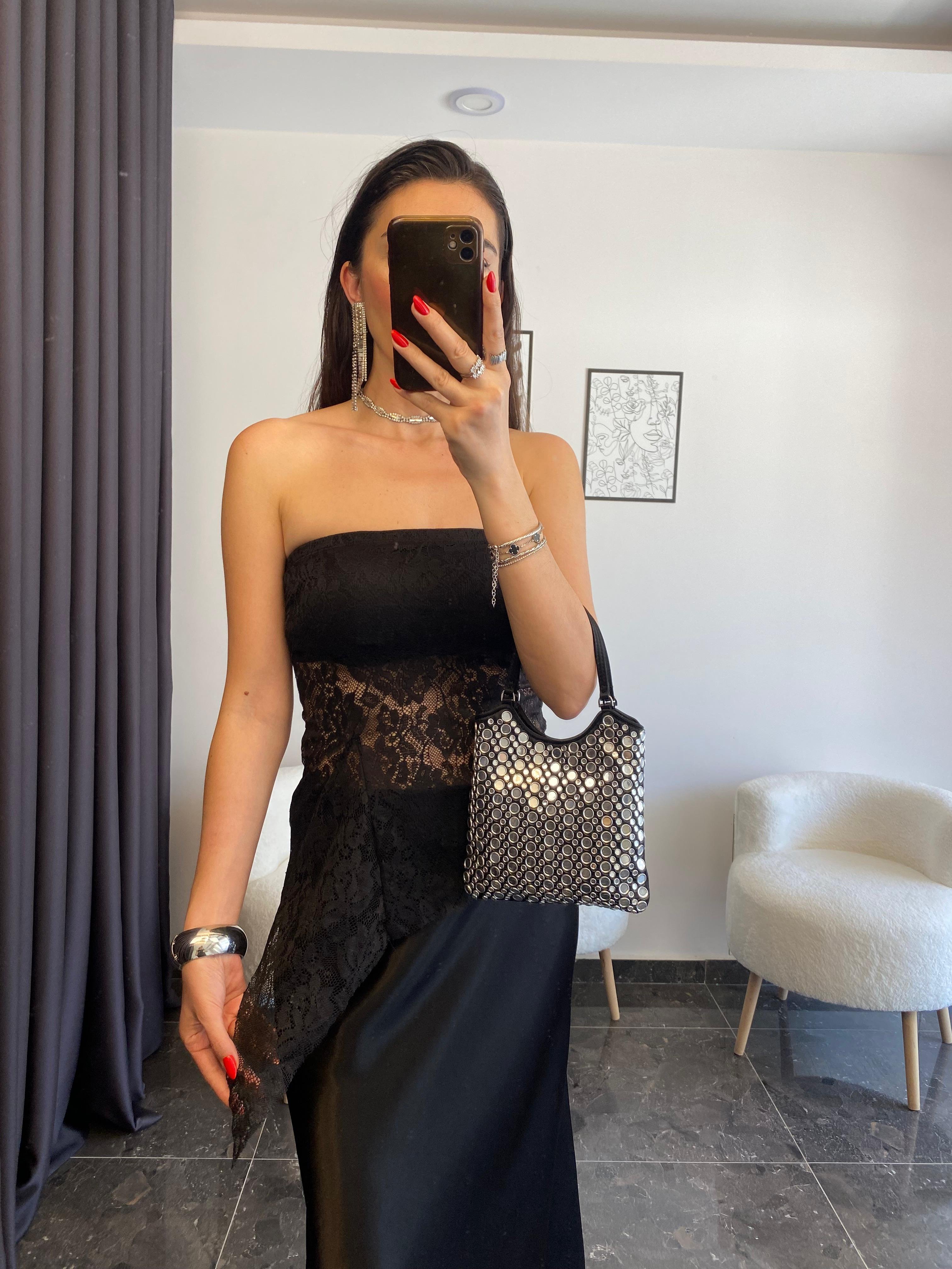 Dantel Detaylı Asimetrik Kesim Siyah Bluz