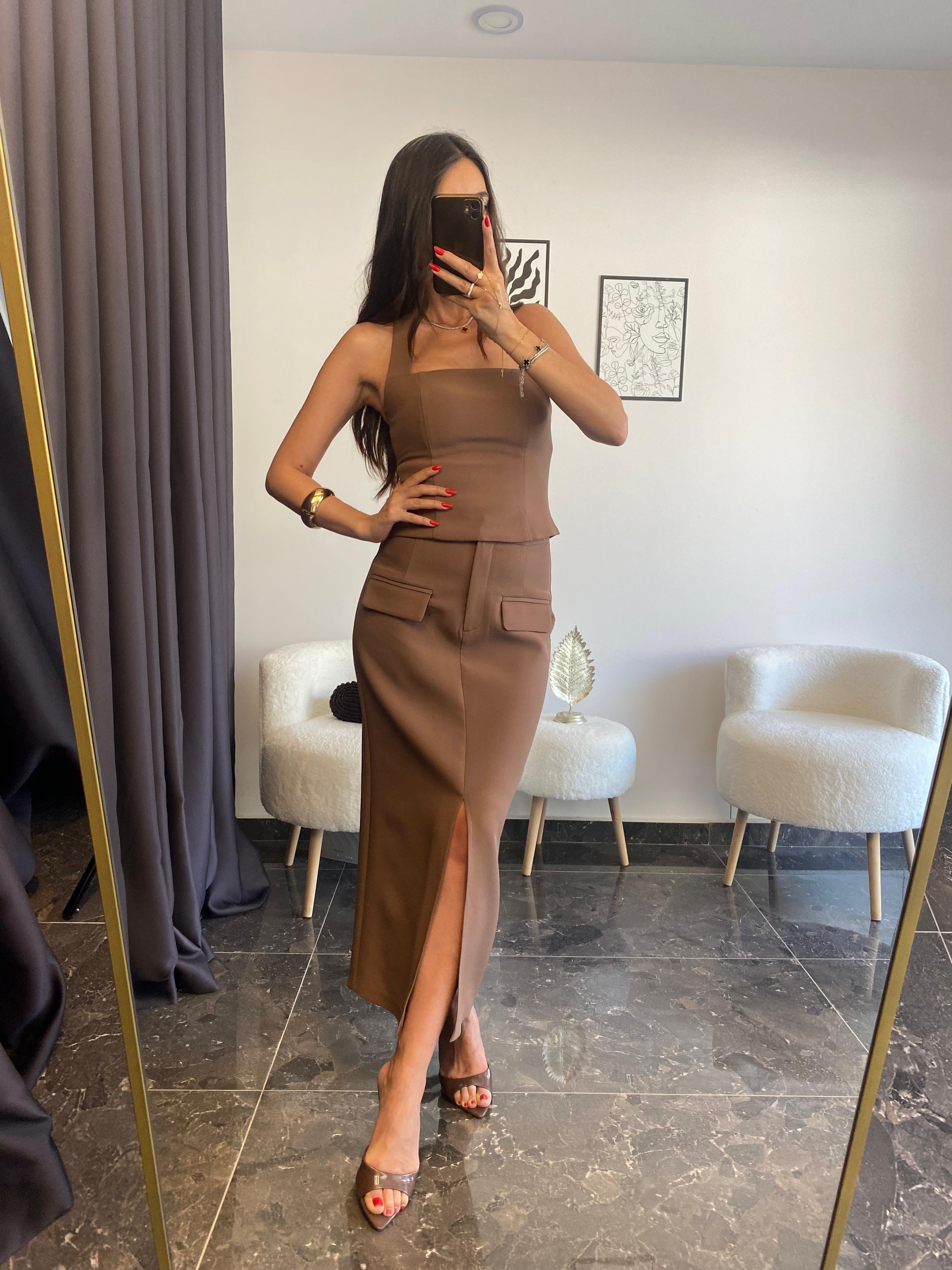 Halter Yaka Cep ve Yırtmaçlı Detaylı Kahve Bluz Etek Takımı
