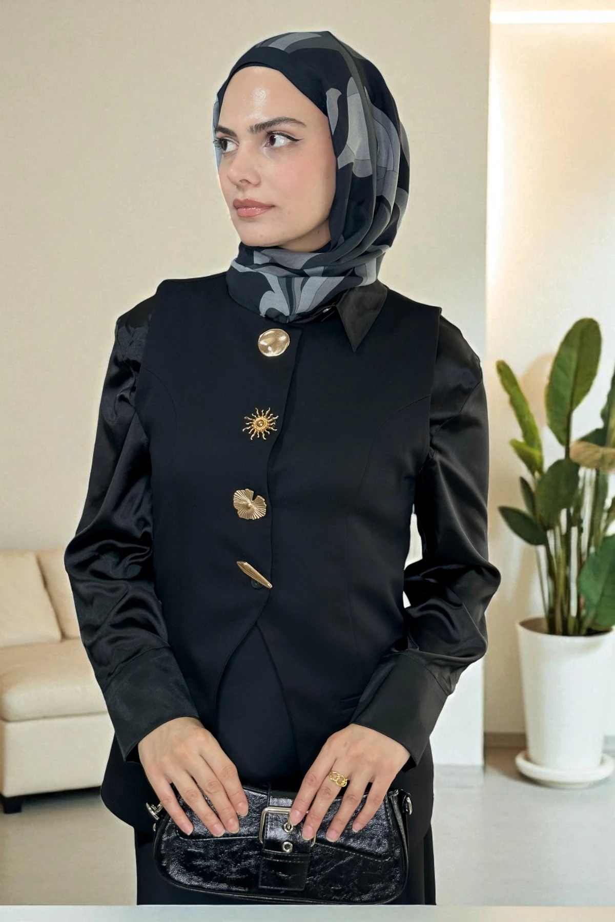 Gold Düğme Detaylı Yelek - SİYAH