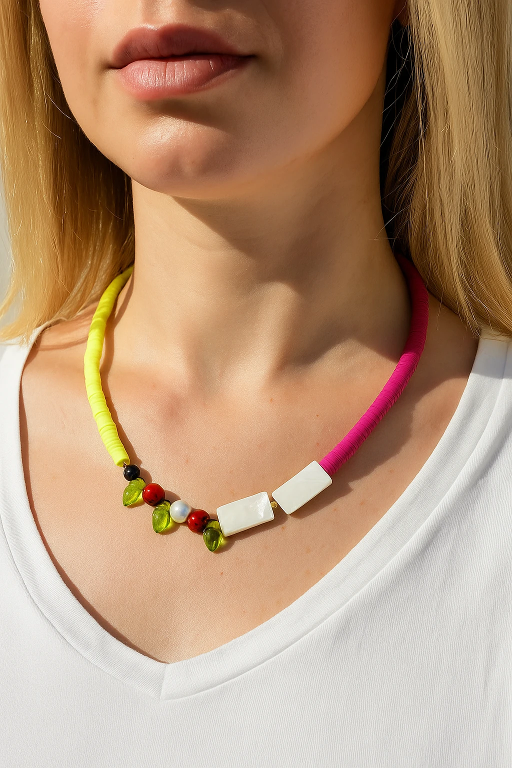 Fruit Pop – Renkli El Yapımı Neon Boncuk ve Yaprak Detaylı Kolye