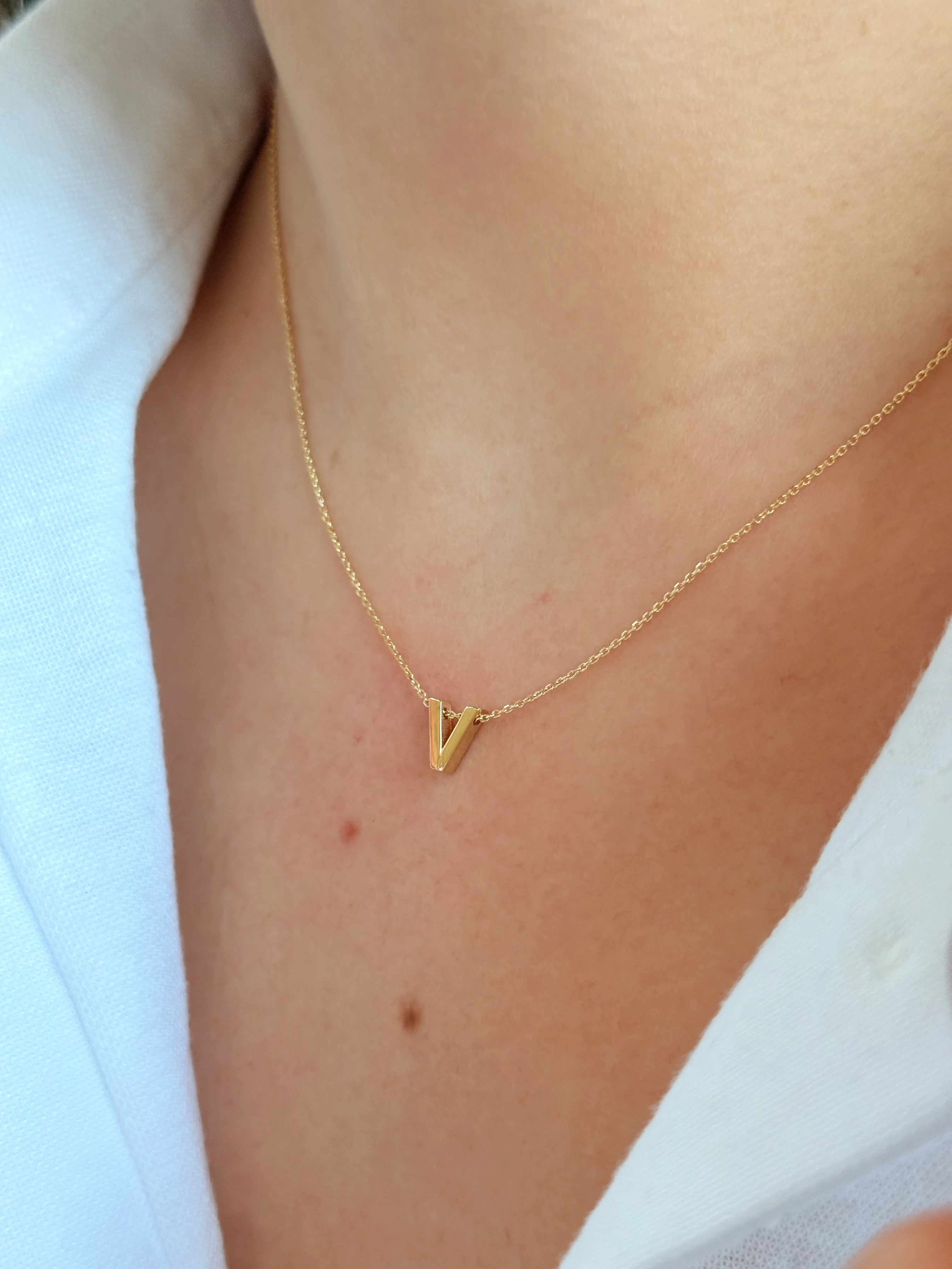 "V" Minimal Harfli Altın Kolye