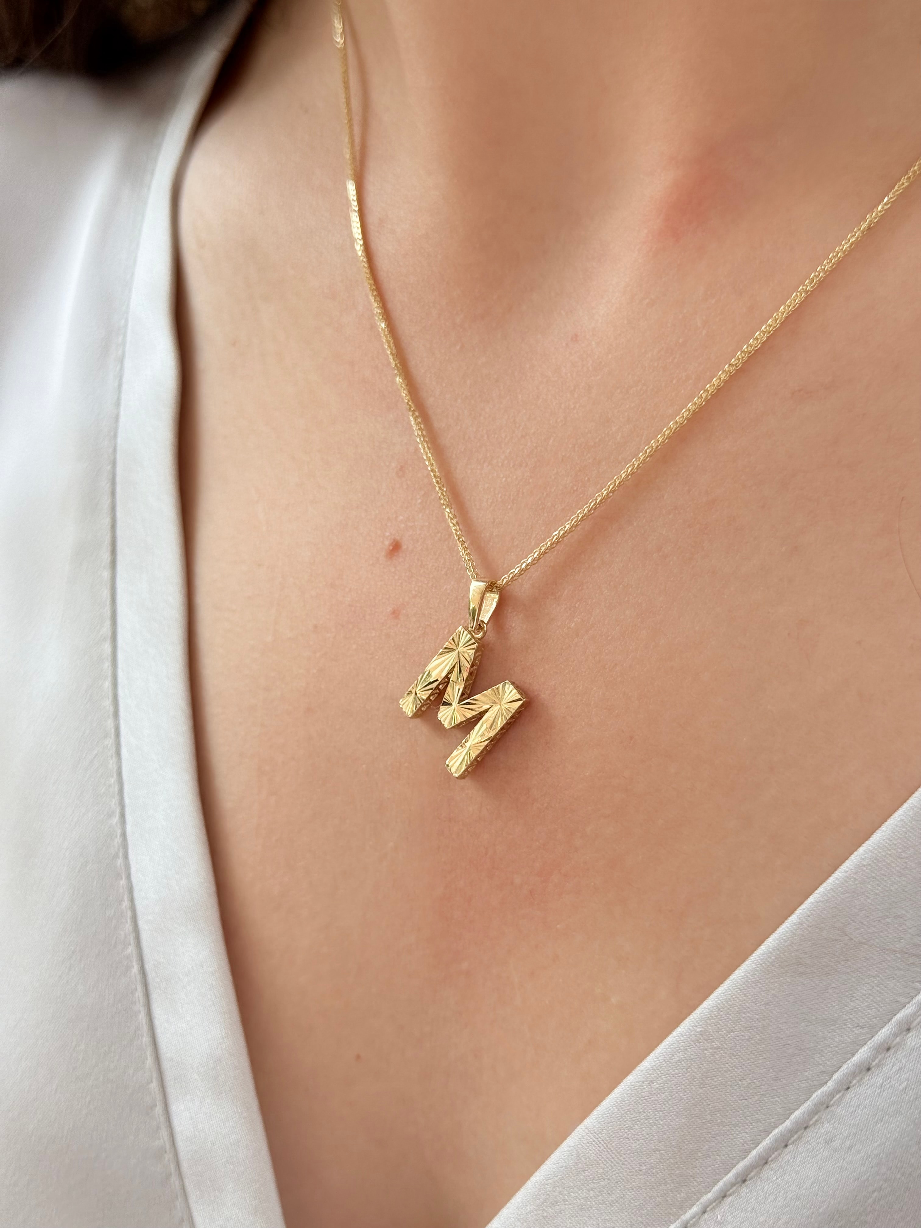 "M" Harf Kalemli Altın Kolye Ucu