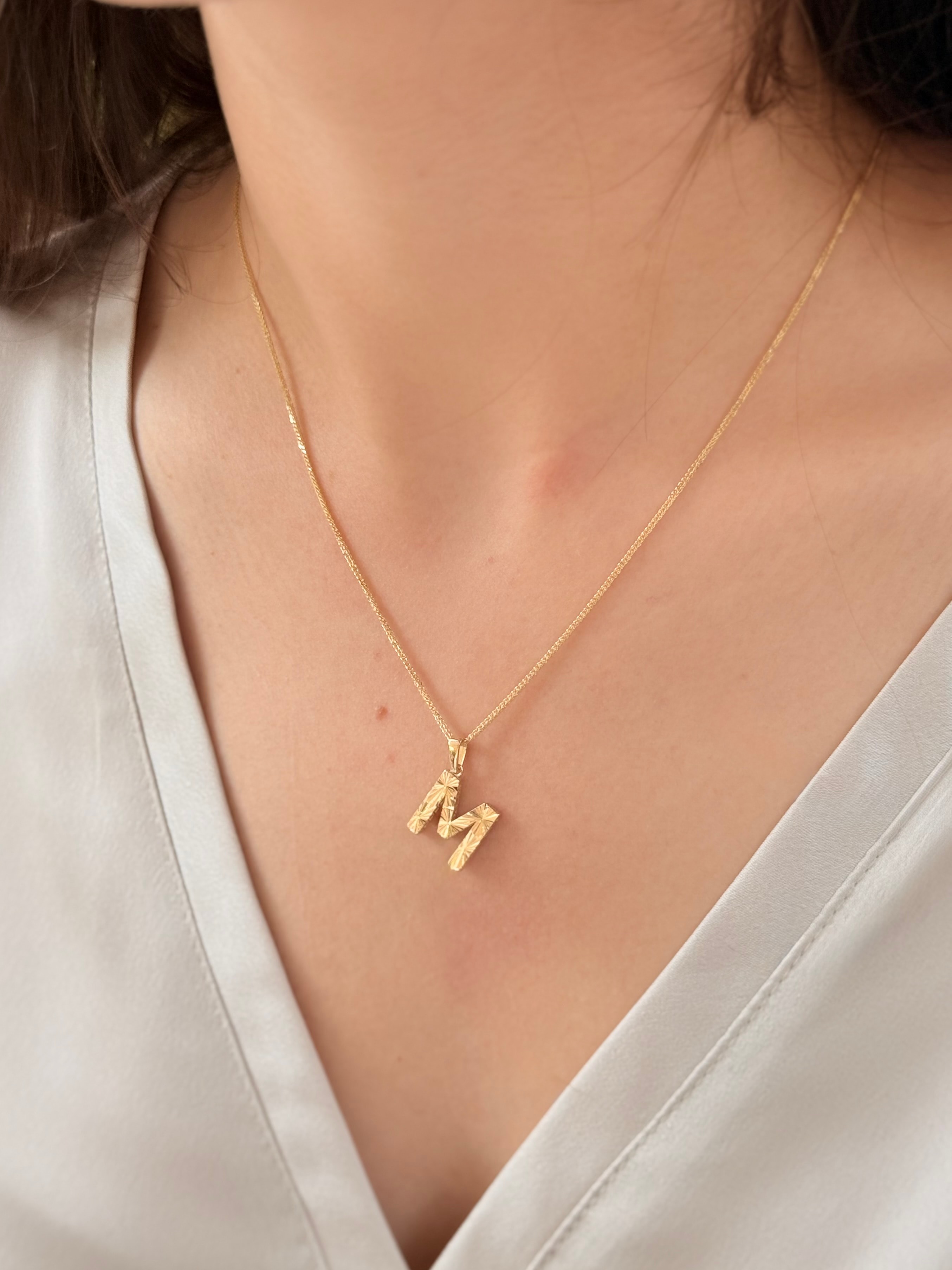 "M" Harf Kalemli Altın Kolye Ucu