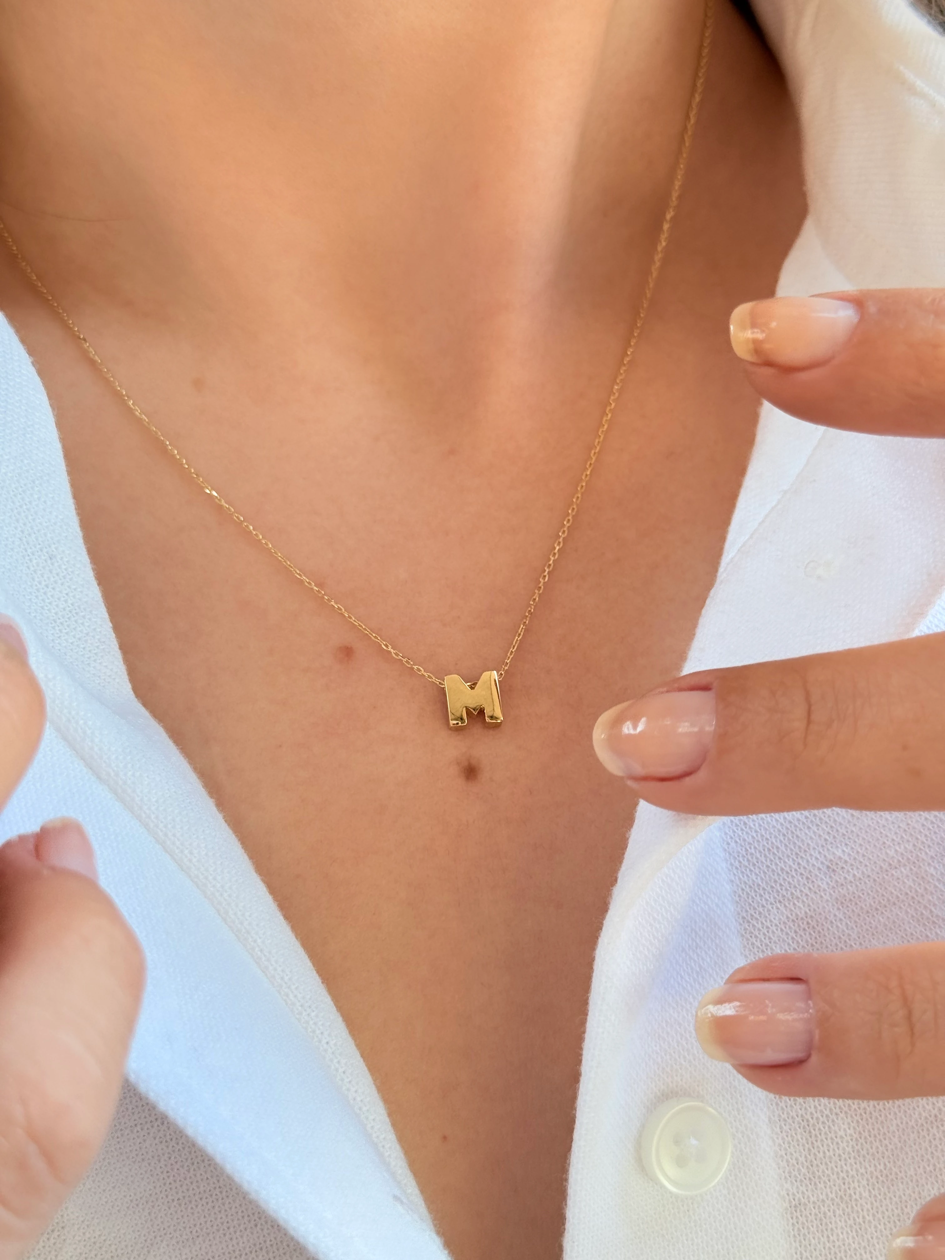 "M" Minimal Harfli Altın Kolye