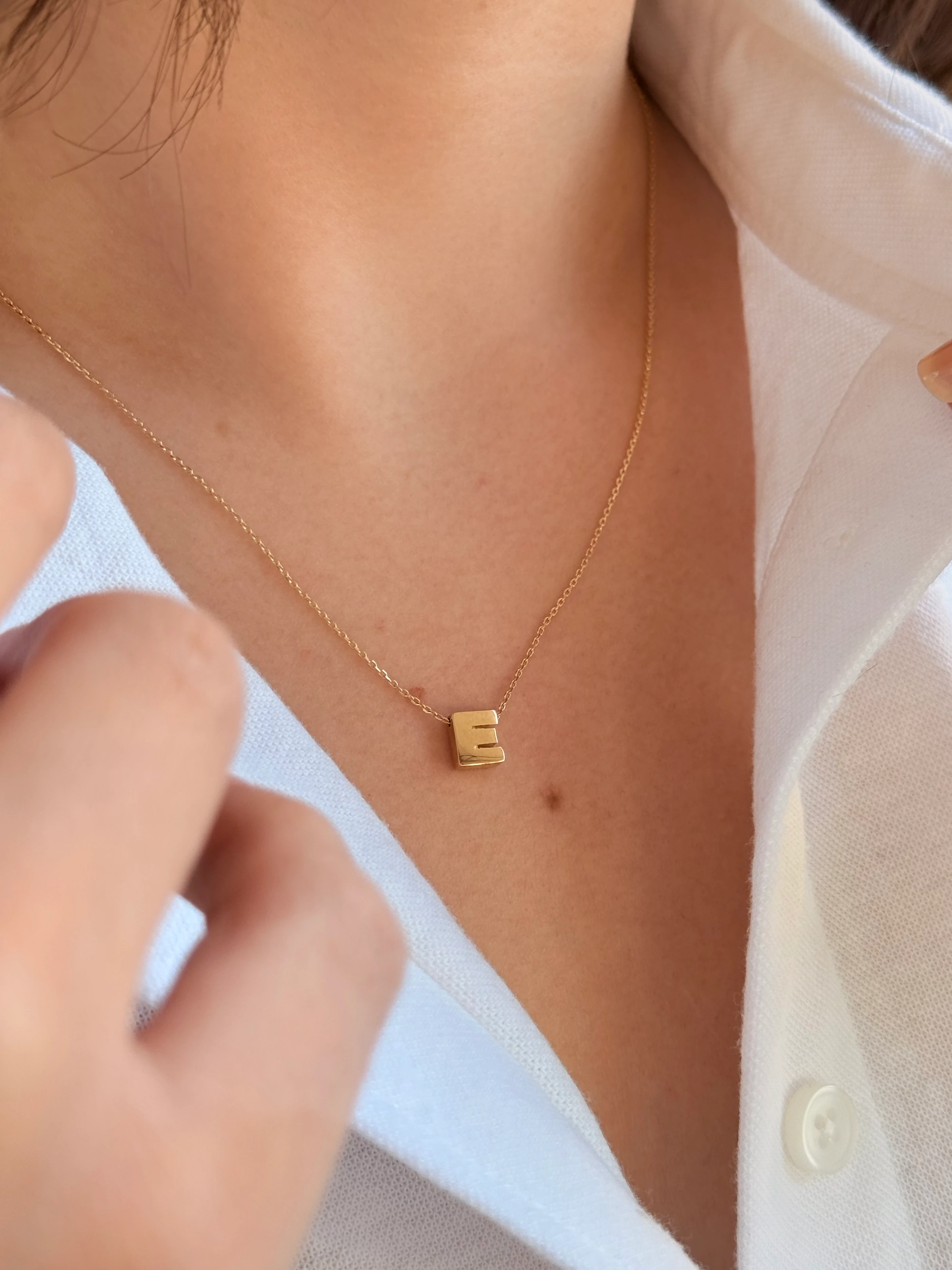 "E" Minimal Harfli Altın Kolye