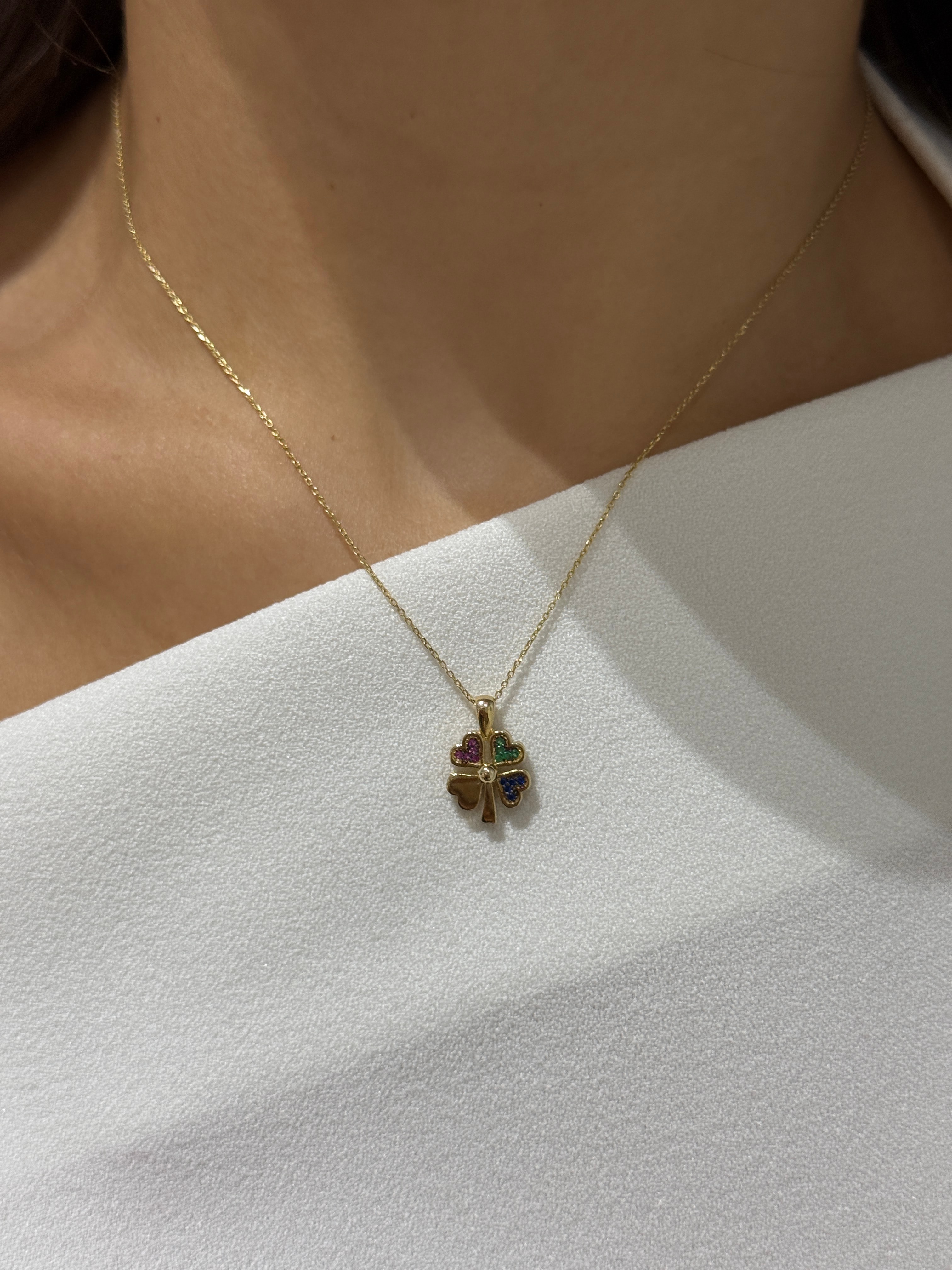 Üç Kolu Renkli Taşlı Altın Kolye