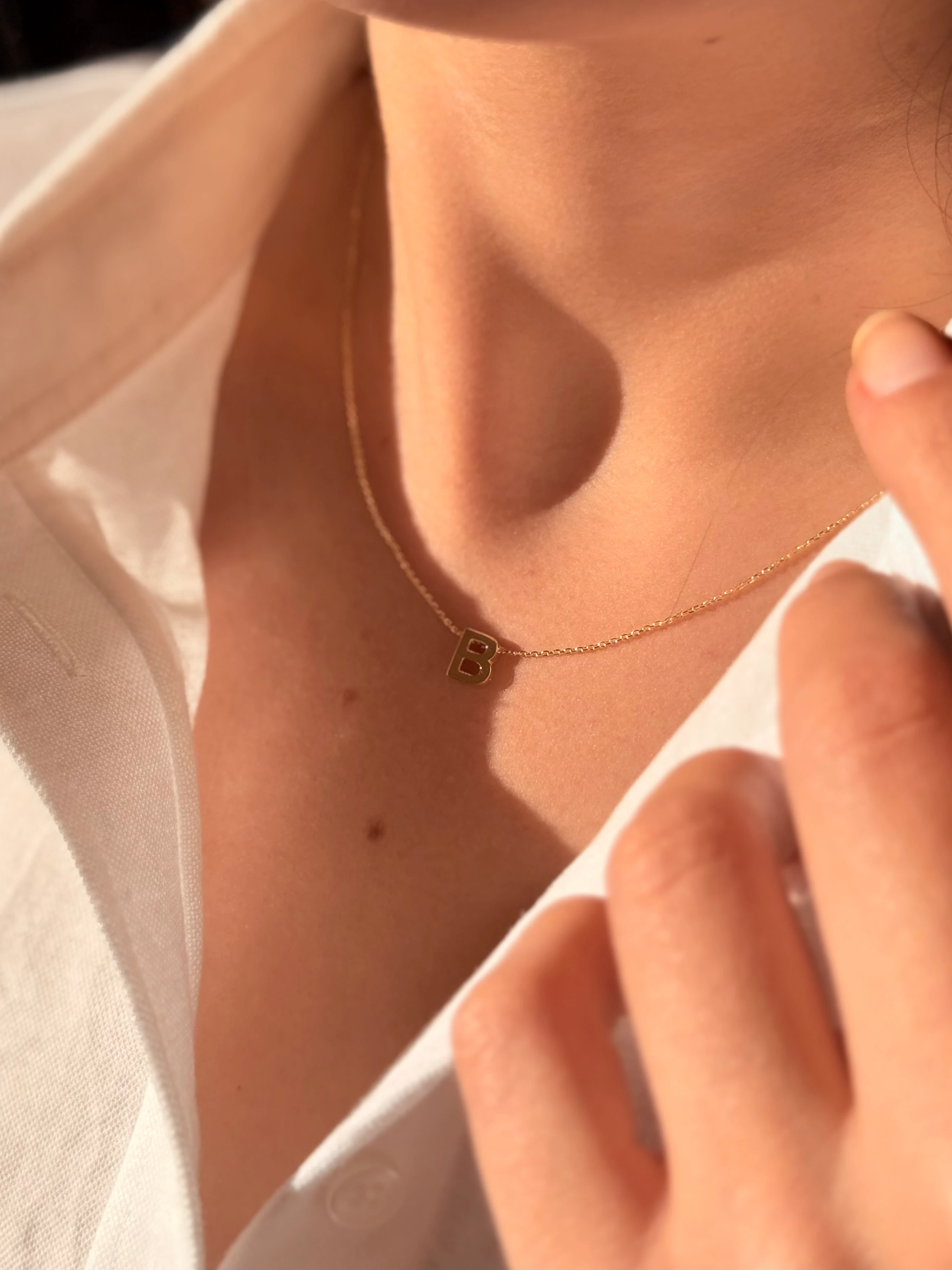"B" Minimal Harfli Altın Kolye