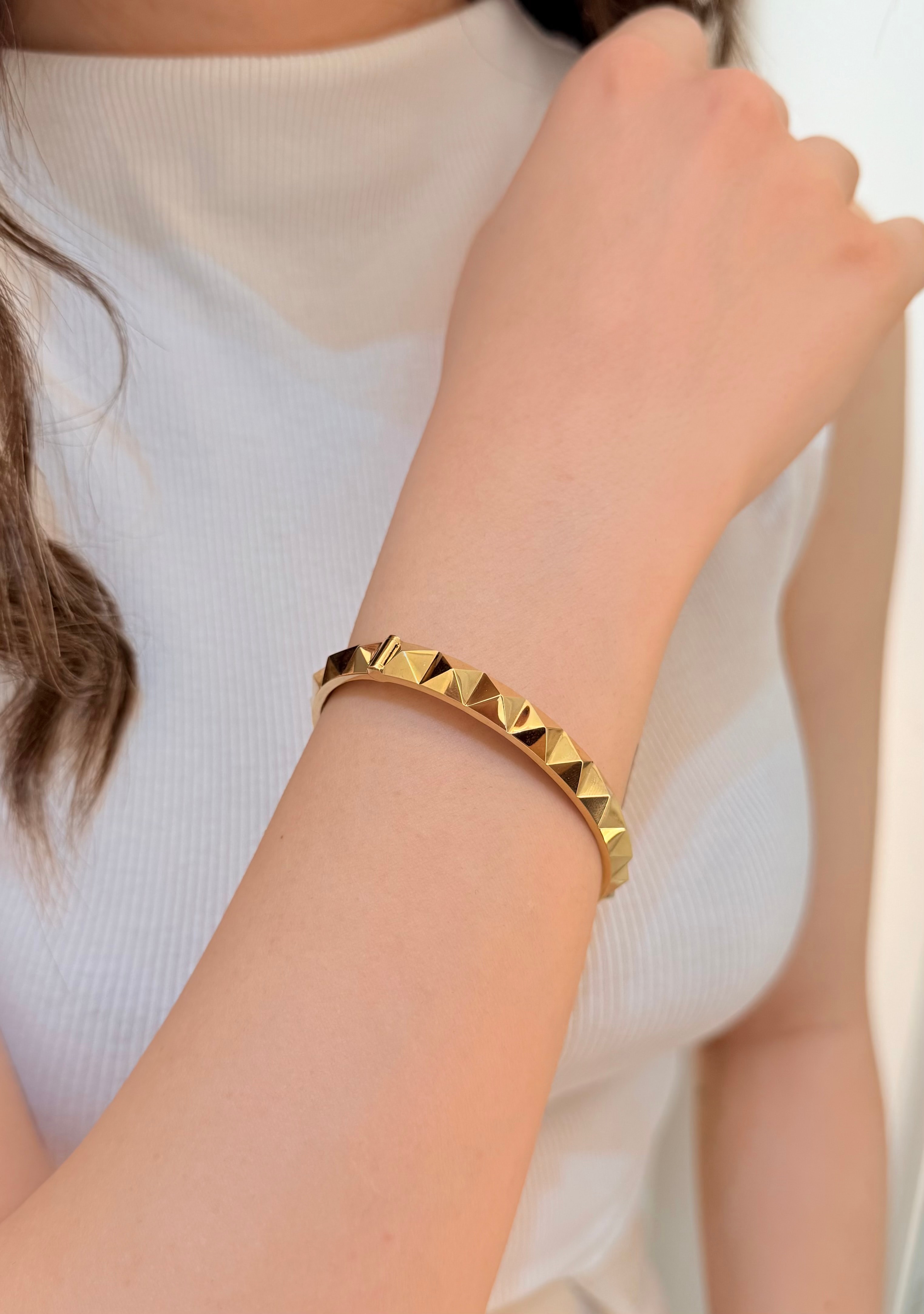 Kare Zımbalı Altın Kelepçe