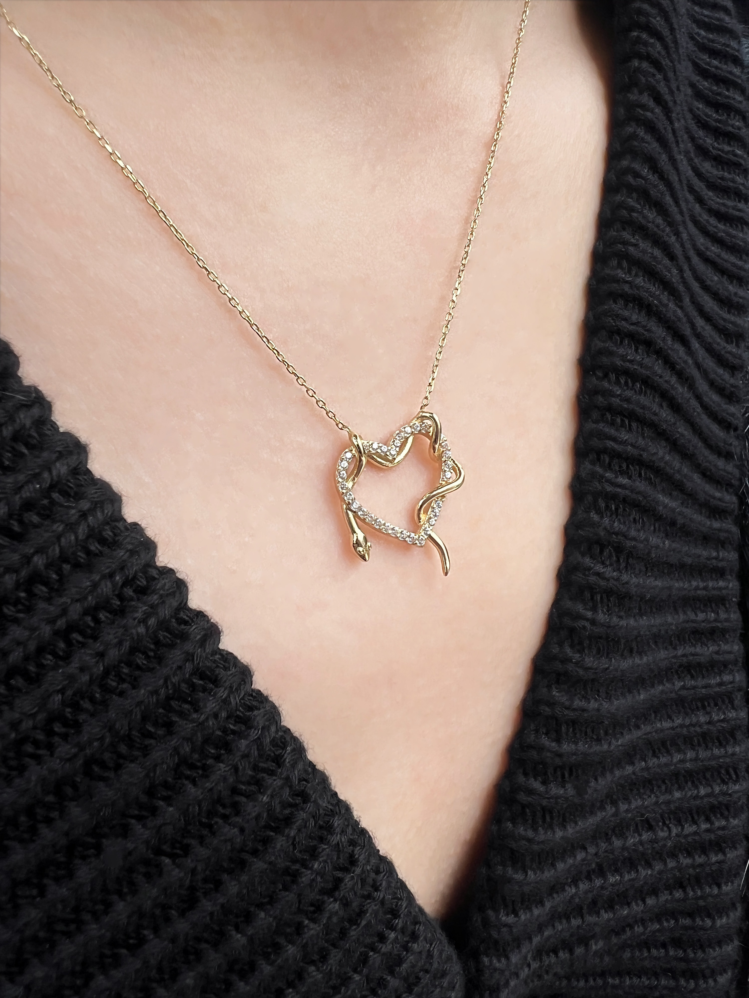 Rhea Kalpli Altın Kolye