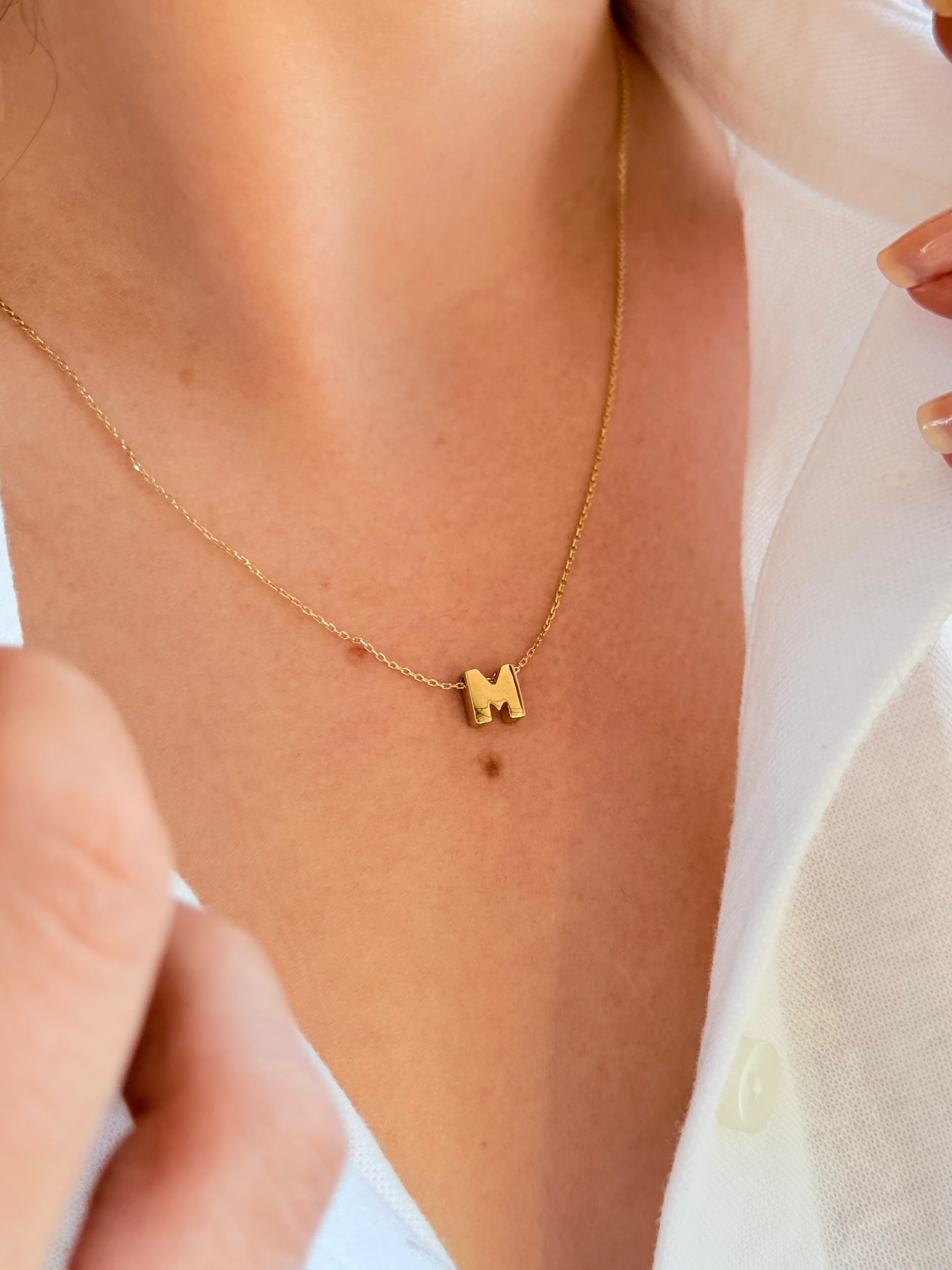 "M" Minimal Harfli Altın Kolye