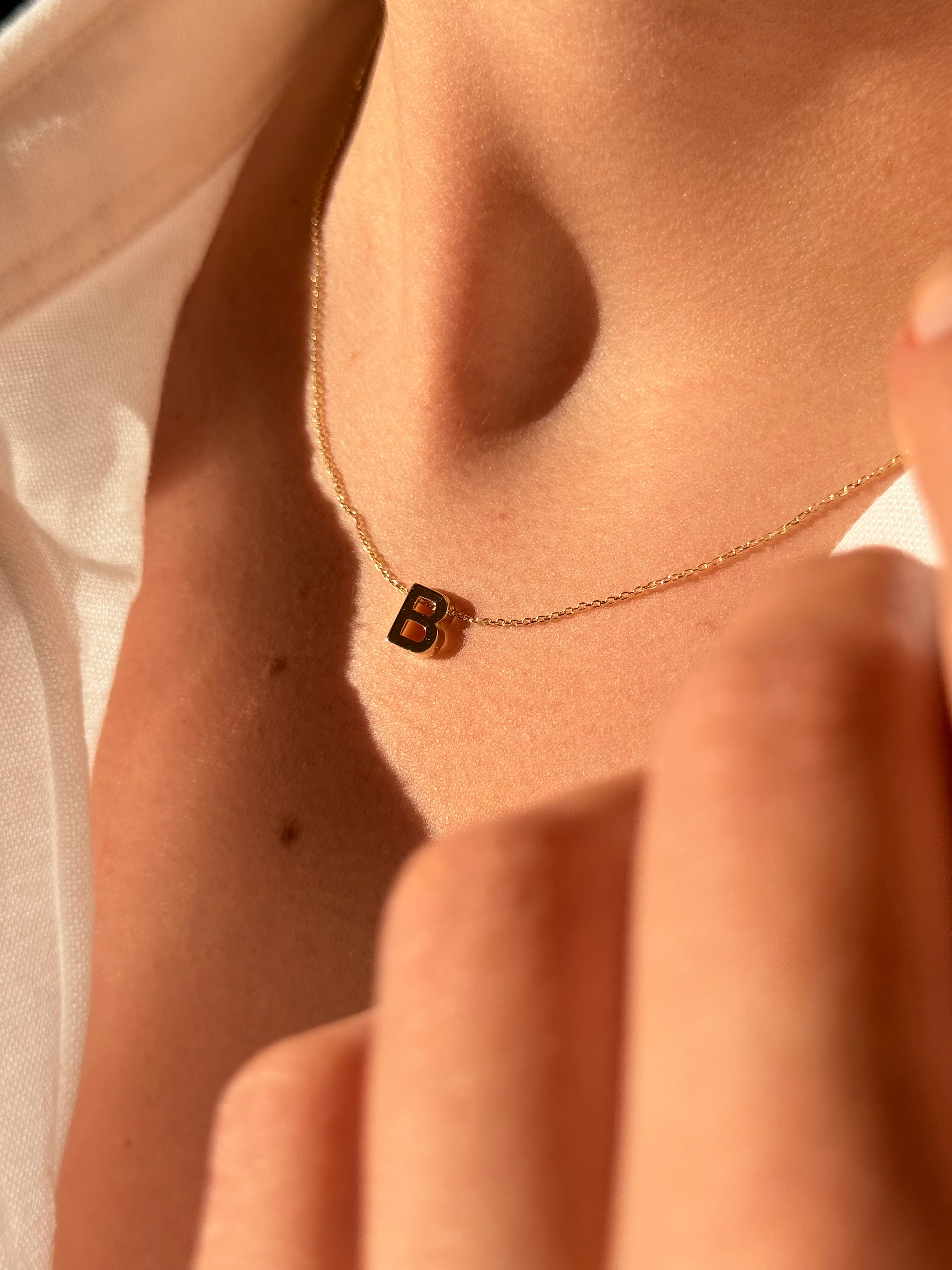 "B" Minimal Harfli Altın Kolye