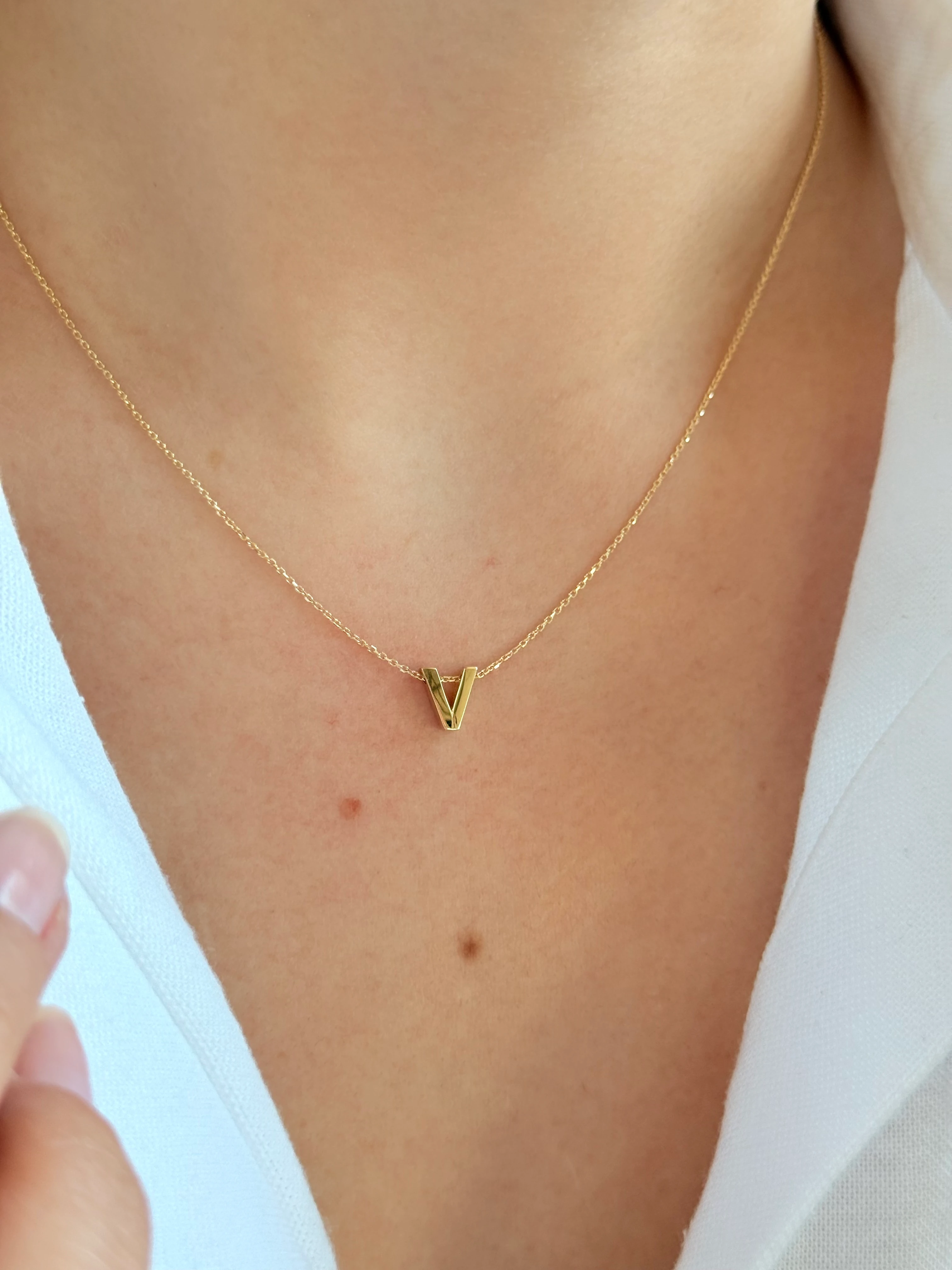 "V" Minimal Harfli Altın Kolye