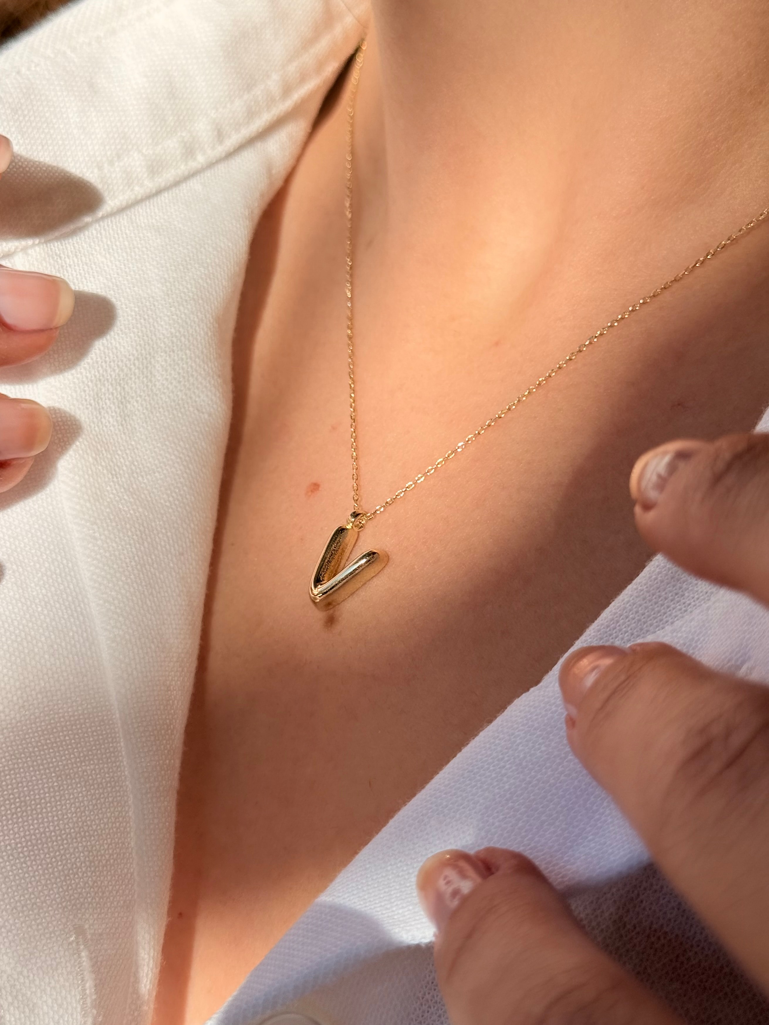 "V" Balon Harf Altın Kolye