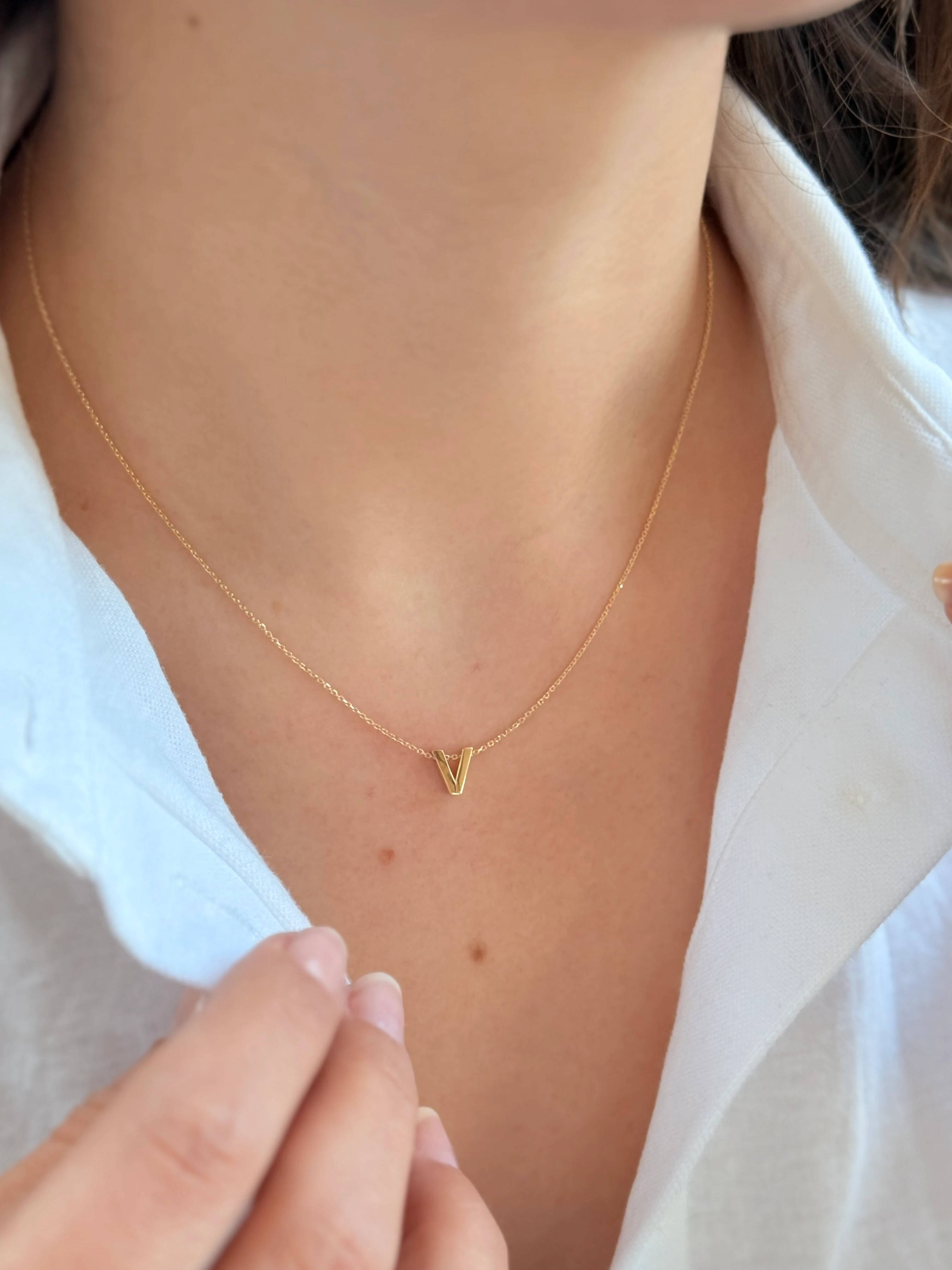 "V" Minimal Harfli Altın Kolye