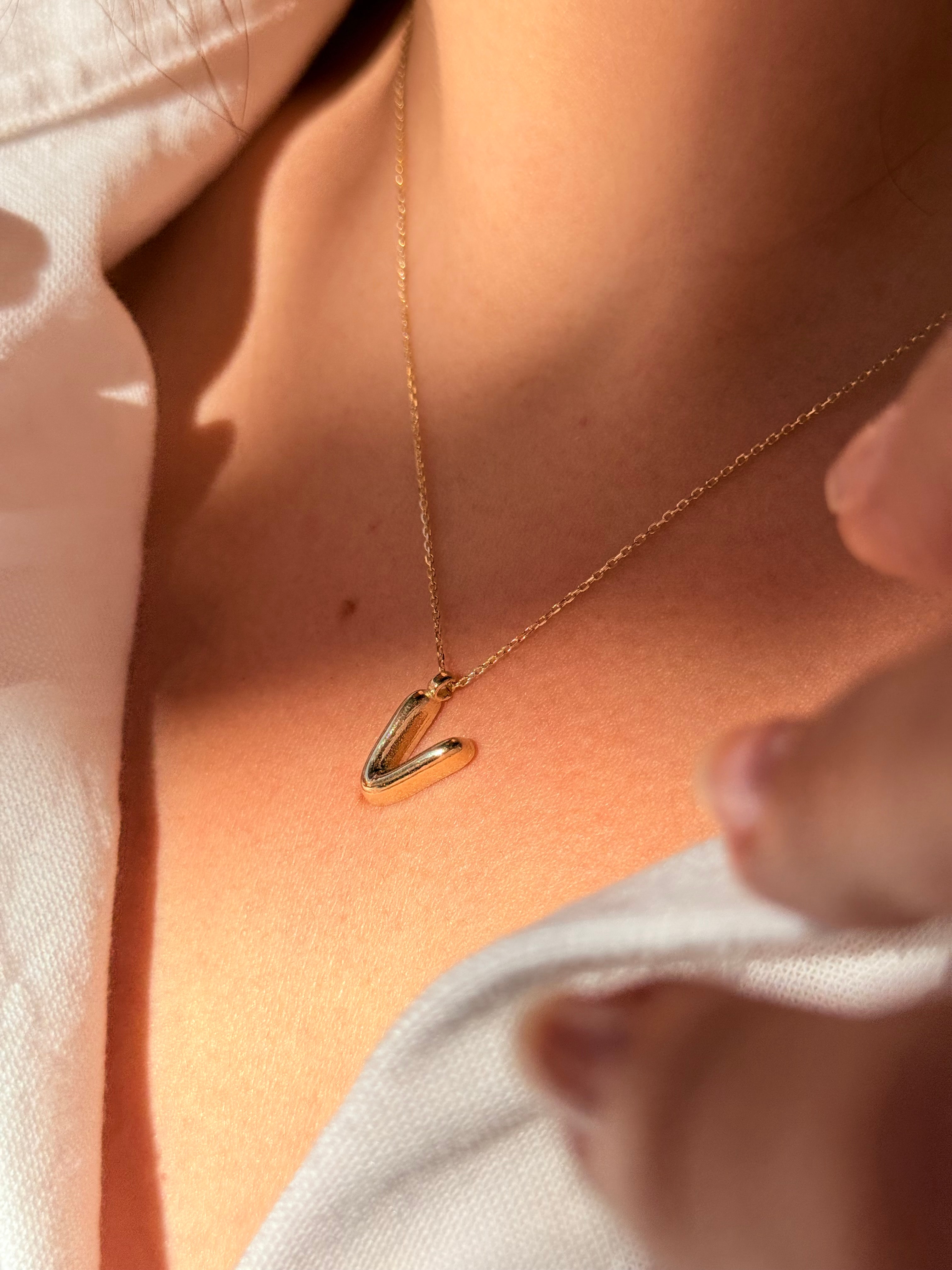 "V" Balon Harf Altın Kolye