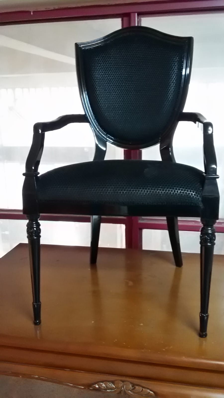 Klasik Siyah Sandalye