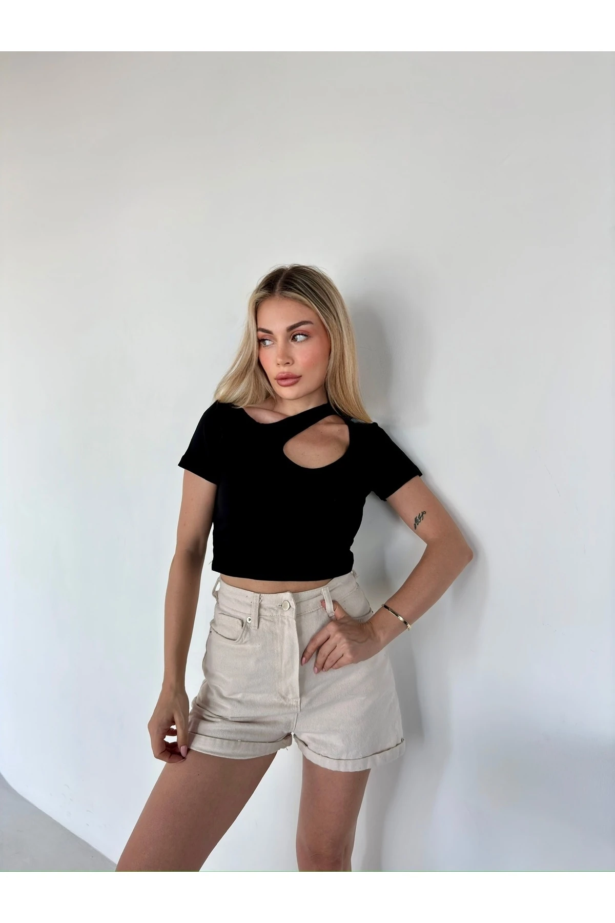 Damla Detaylı Dekolteli Kadın Crop Kısa Kollu