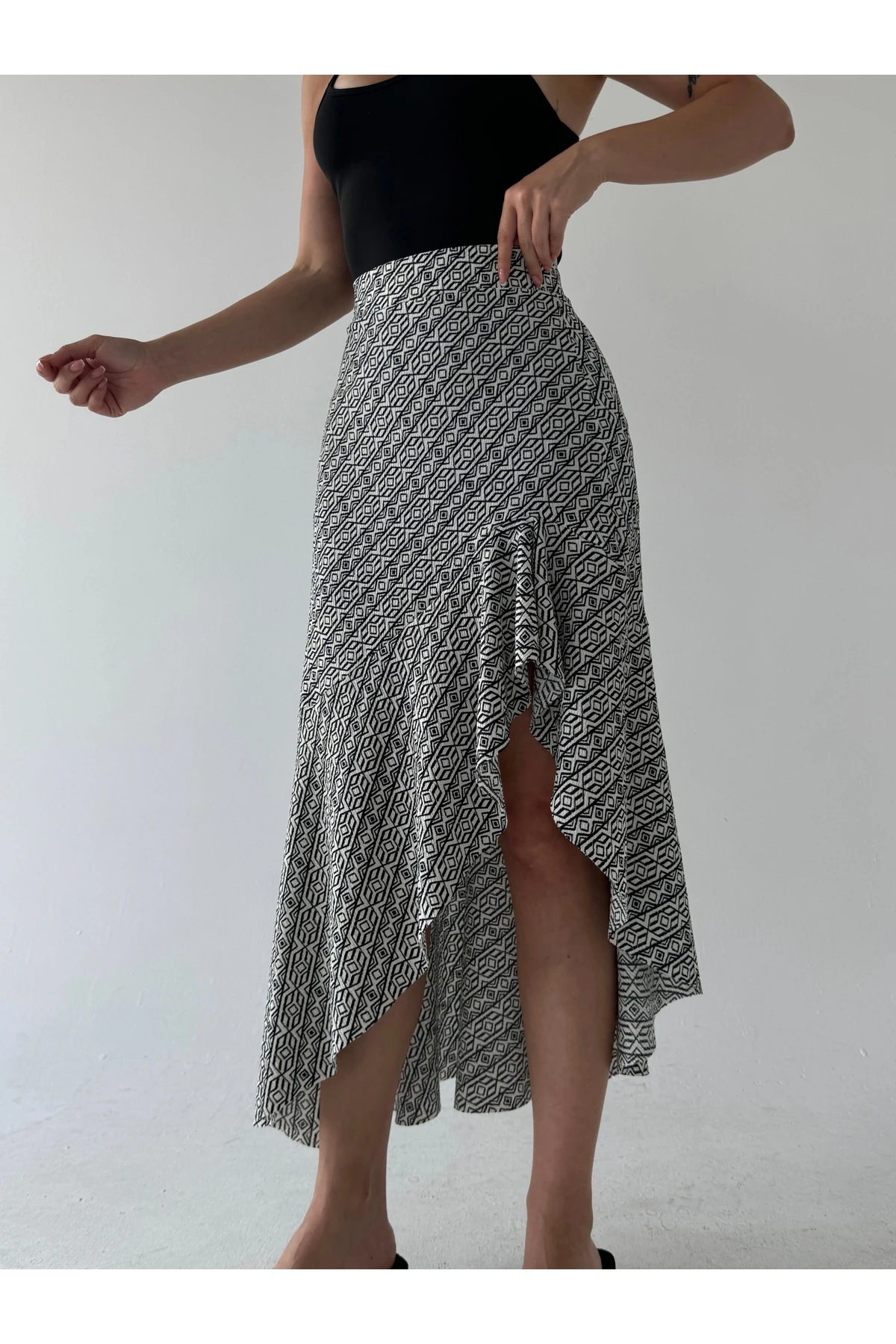 Siyah-Beyaz Desenli Asimetrik Bürümcük Etek