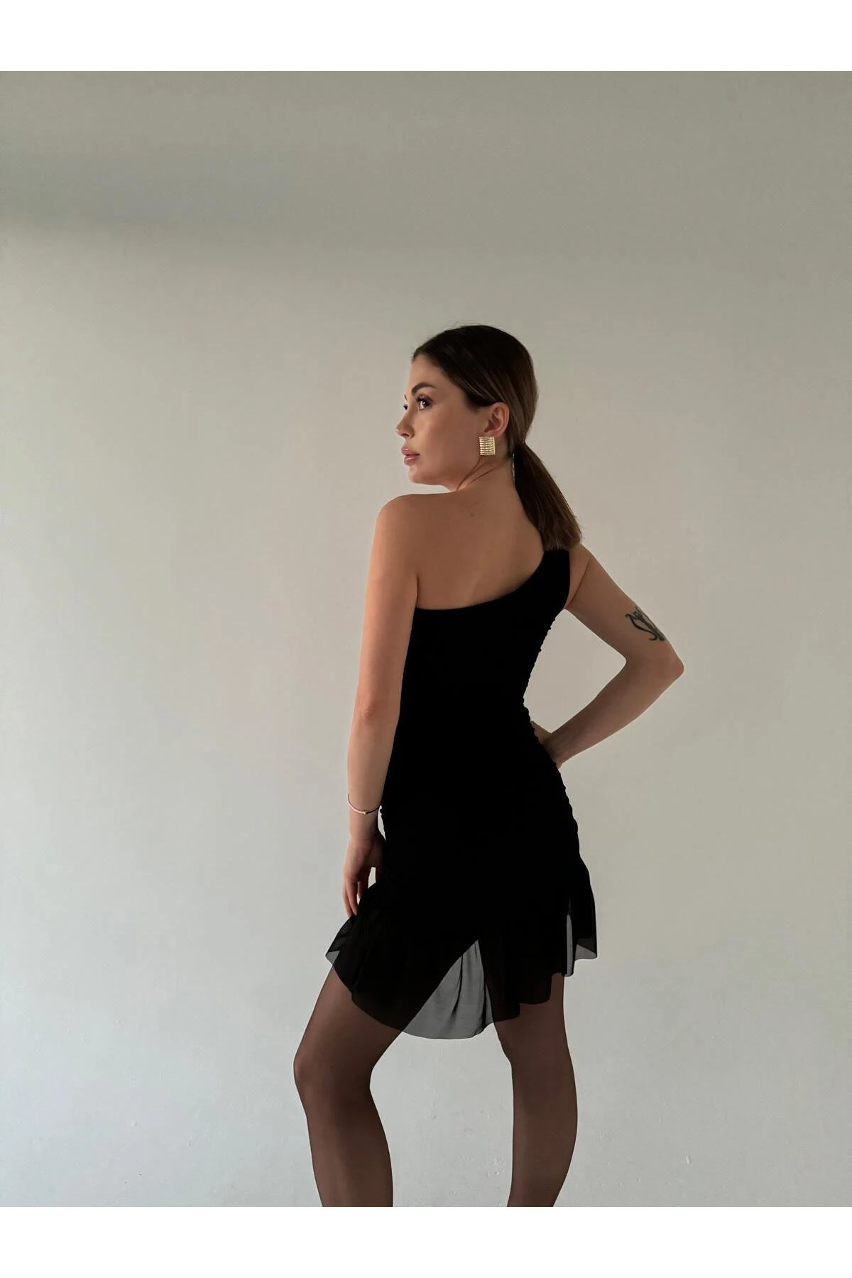 TEK OMUZ TÜLLÜ FIRFIRLI MİNİ ELBİSE