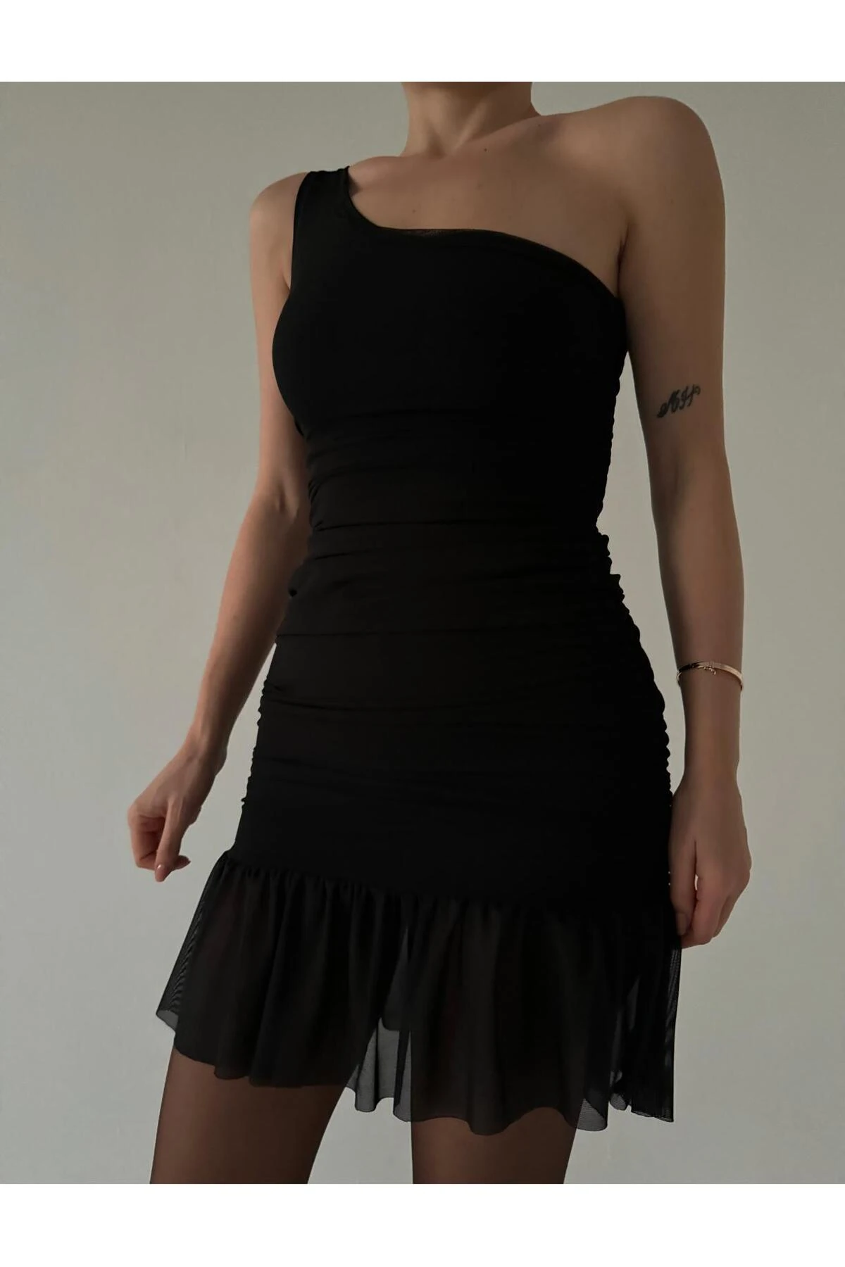 TEK OMUZ TÜLLÜ FIRFIRLI MİNİ ELBİSE