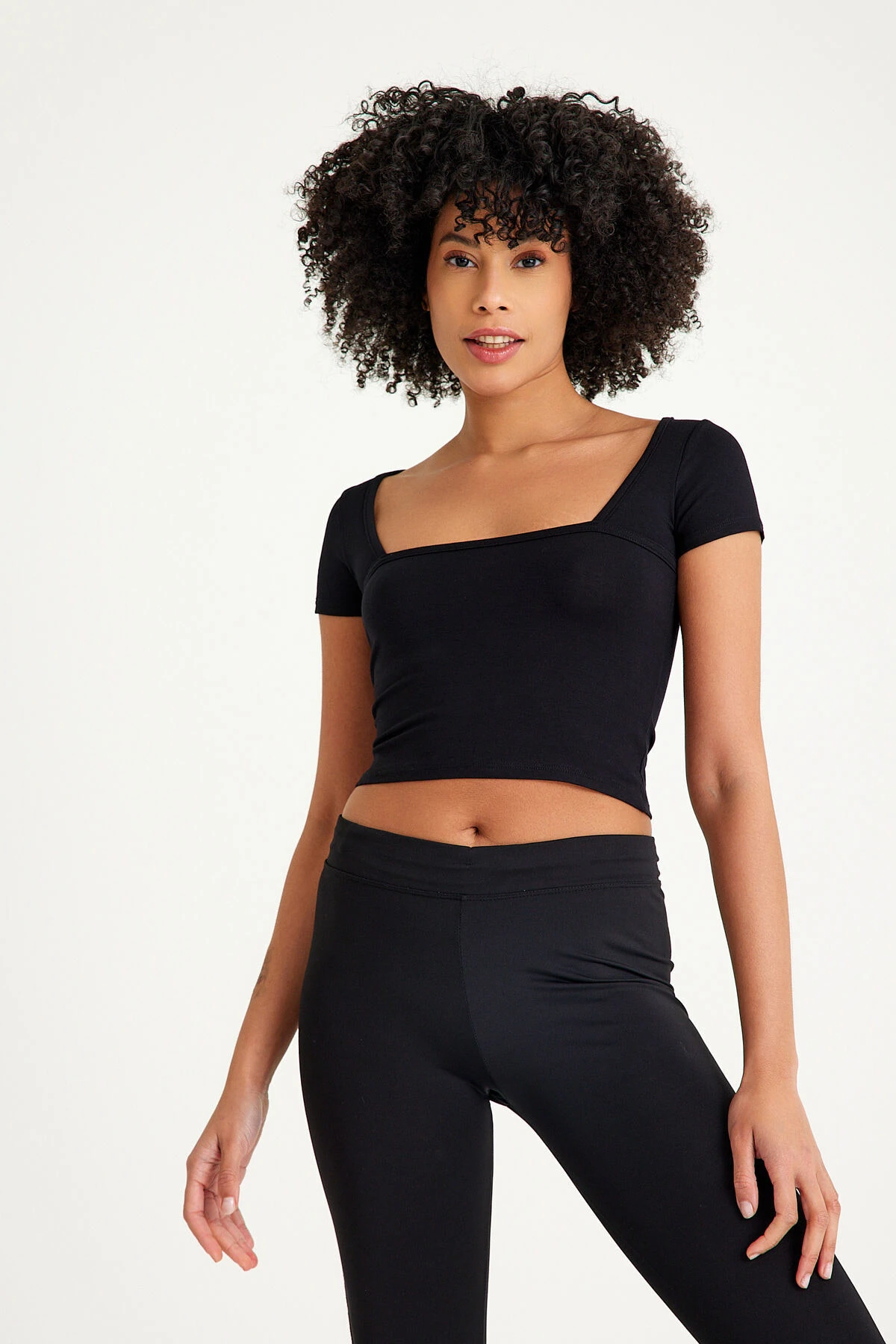 Mh Siyah Kare Yaka Crop