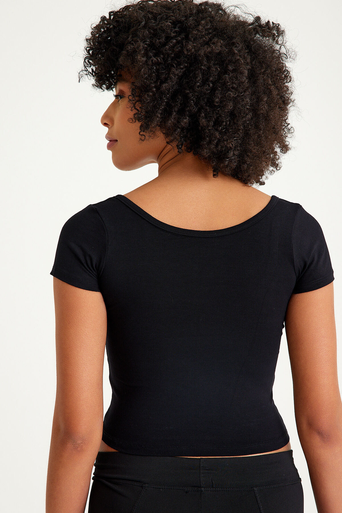 Mh Siyah Kare Yaka Crop