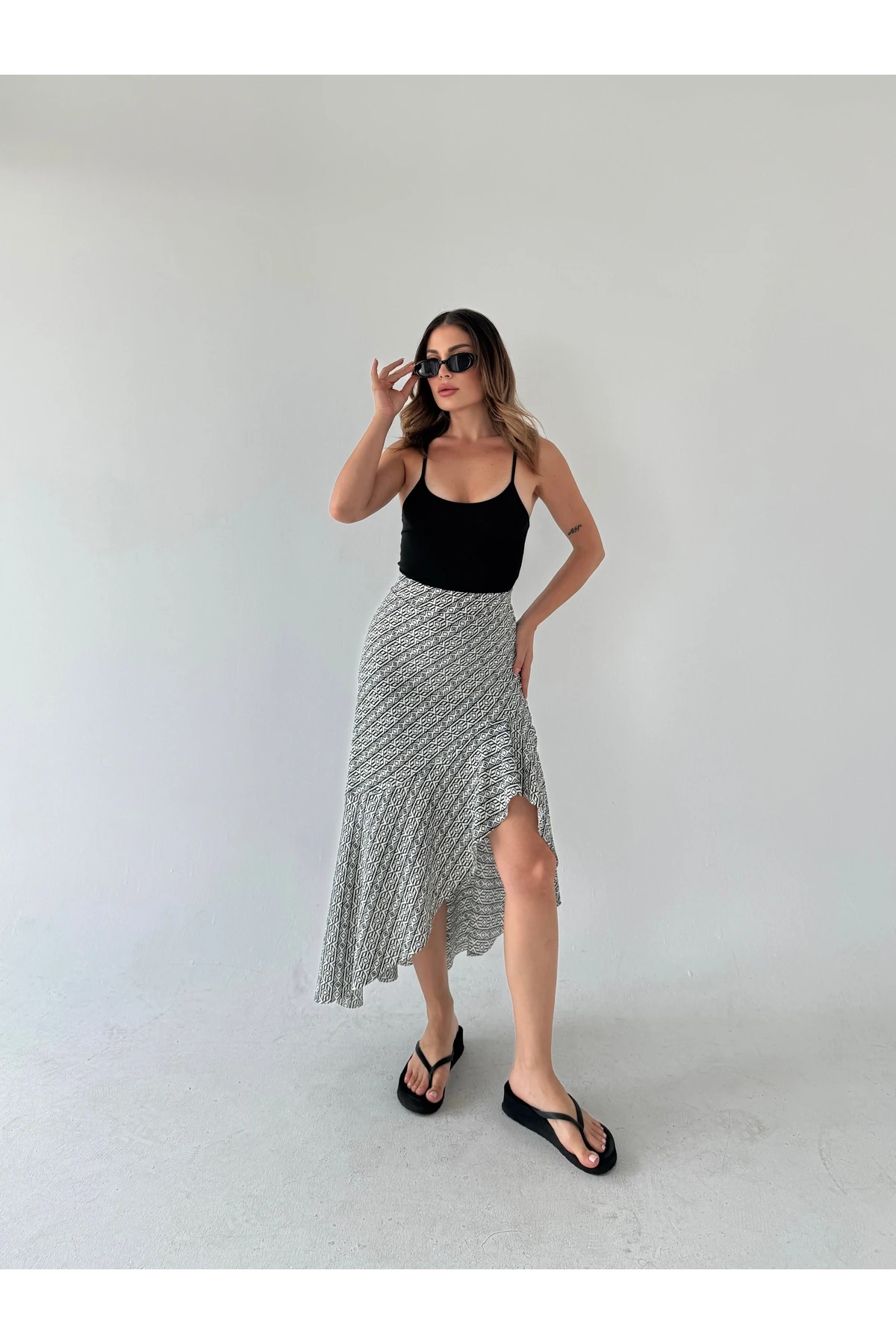 Siyah-Beyaz Desenli Asimetrik Bürümcük Etek