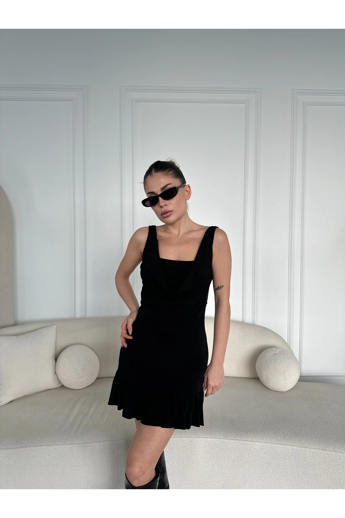 Kadın Sırt Dekolteli Mini Siyah Elbise