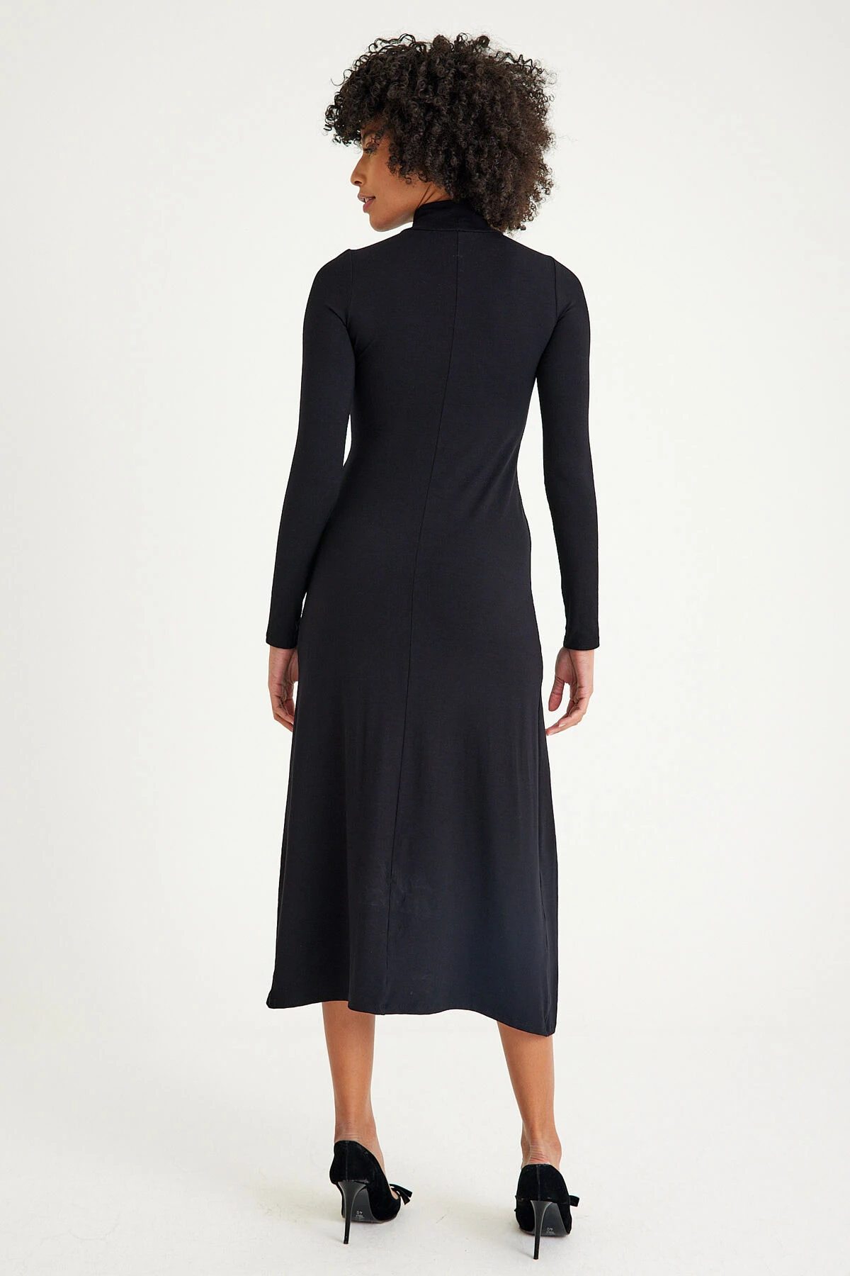 Mh Uzun Kollu Derin Yırtmaçlı Kapalı Yaka Elbise